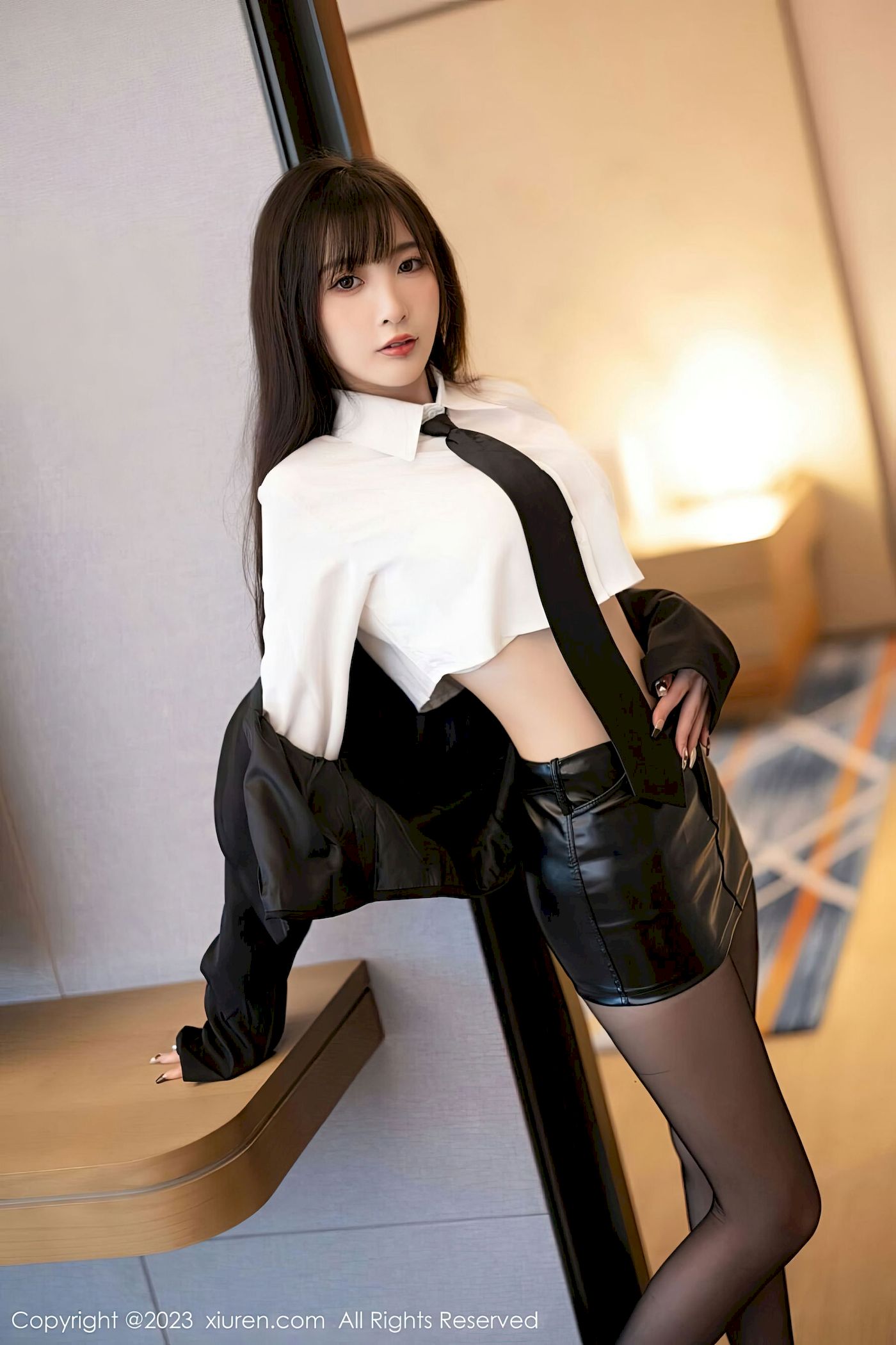 林星阑 - 深色上衣+黑丝短裙性感写真