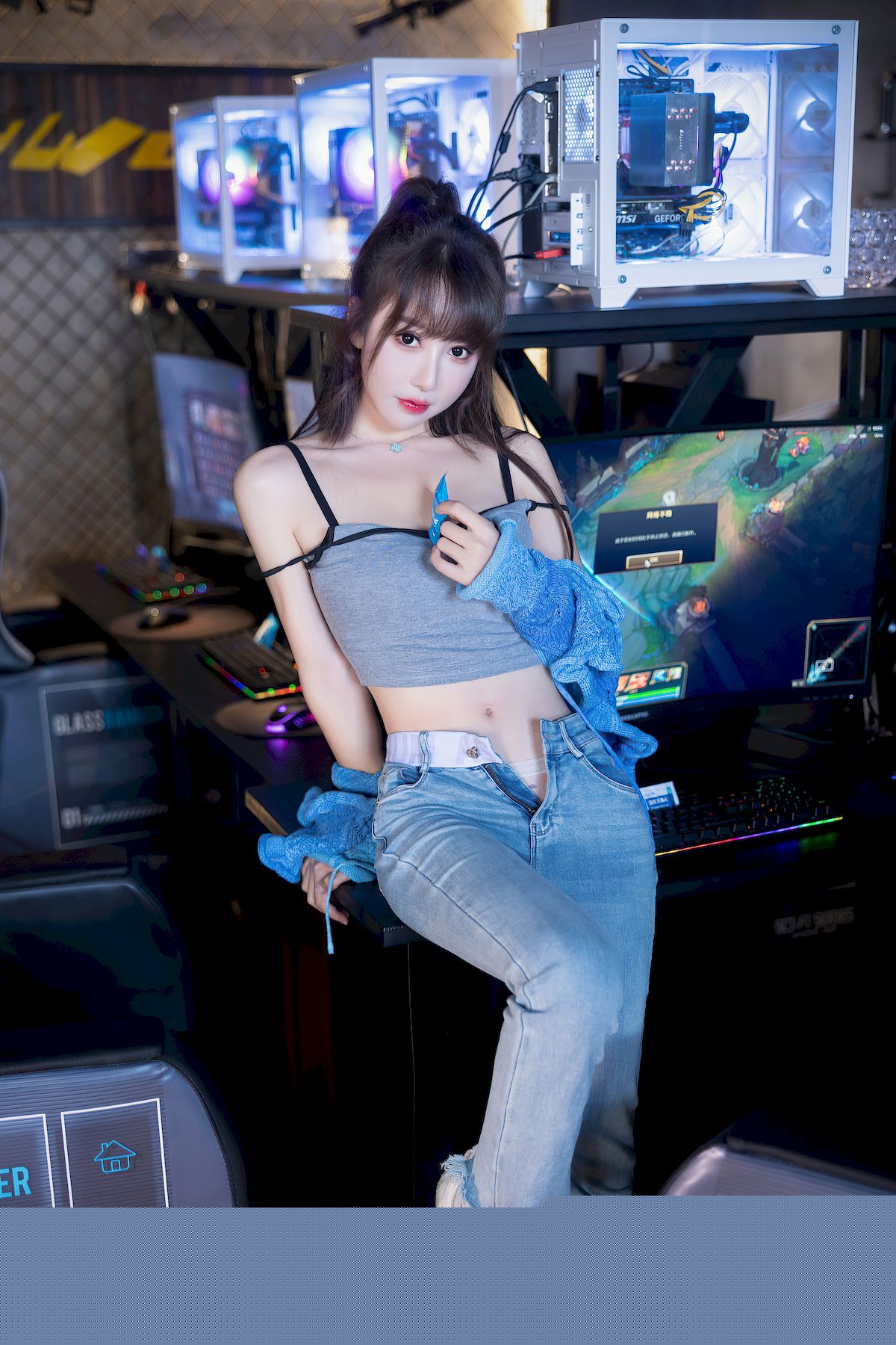 白笑笑蓝色上衣搭配简约牛仔裤性感写真