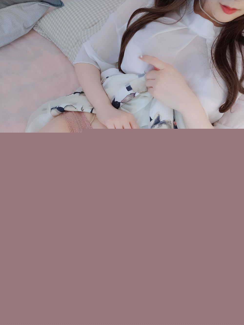 网络红人白银81丝袜美腿碎长裙粉色内衣私房系列性感写真