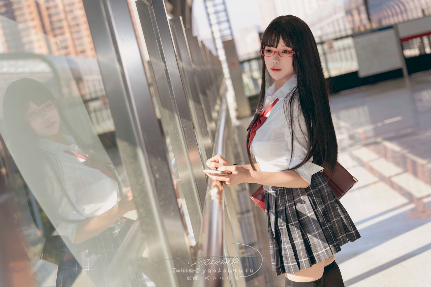 咬一口兔娘黑丝格子裙JK制服电车场景美图