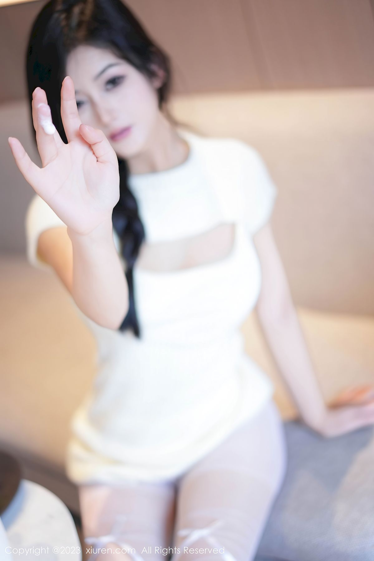 谭小灵连衣短裙搭配白色丝袜性感写真