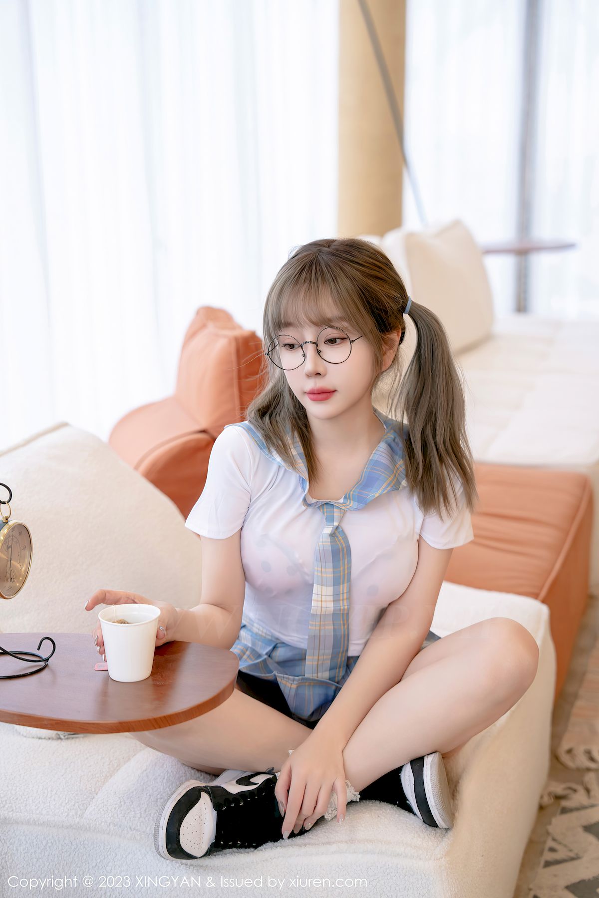 女神王雨纯短款上衣搭配淡蓝格子短裙写真