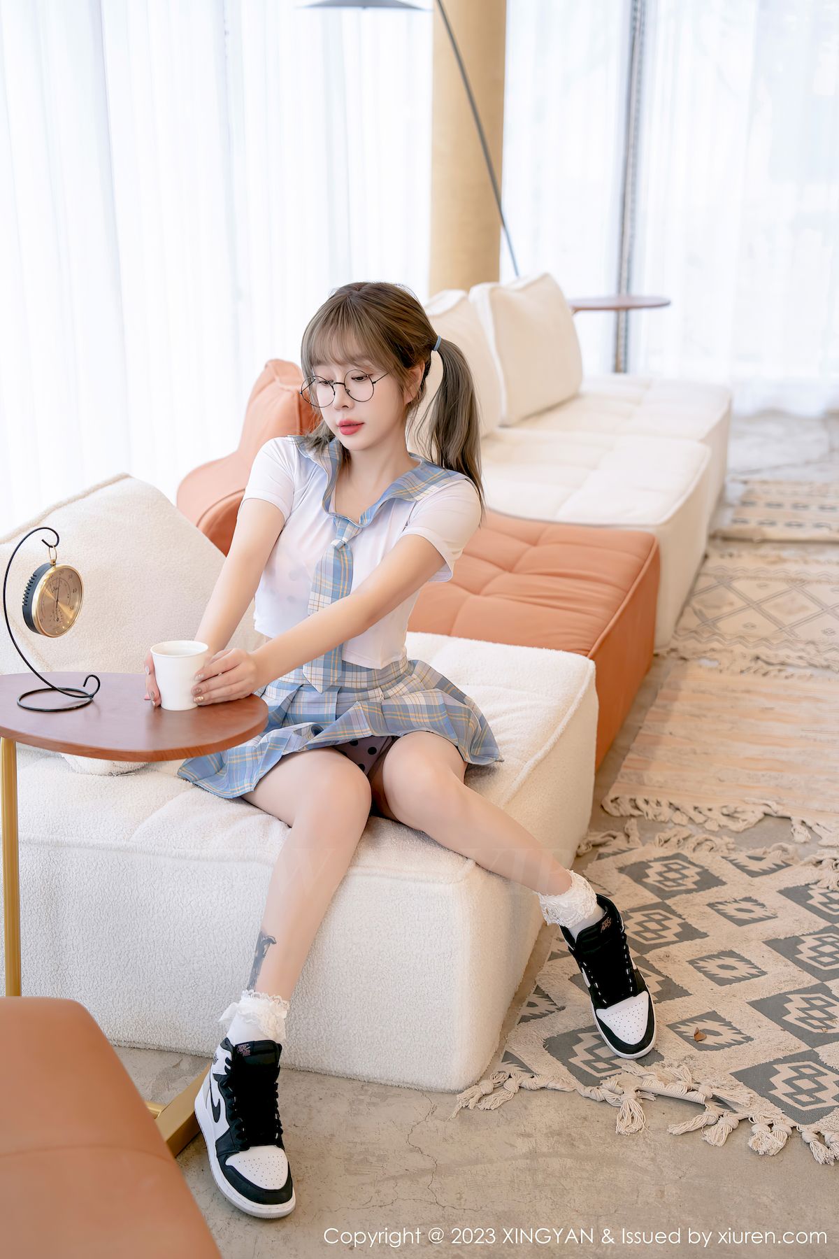 女神王雨纯短款上衣搭配淡蓝格子短裙写真