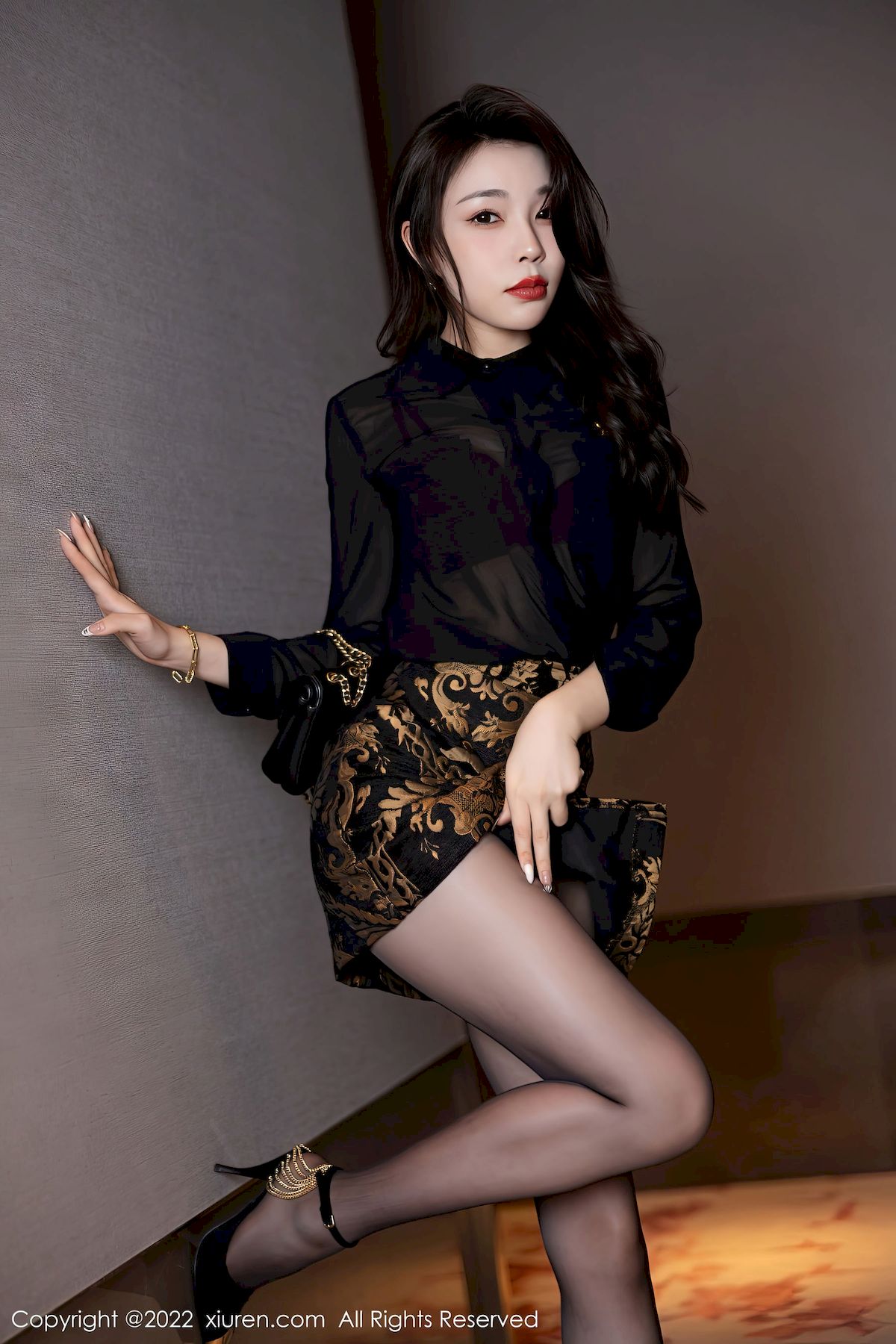 徐莉芝Booty轻透上衣黑色短裙妖娆写真