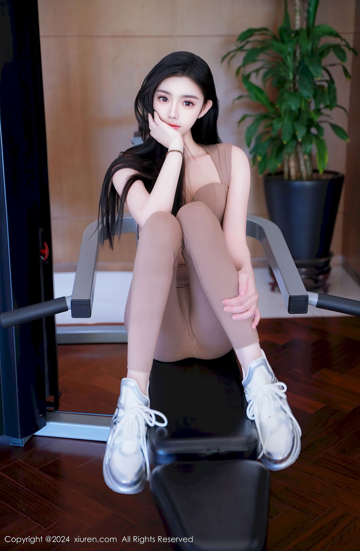 秀人网新人模特龙雪儿棕红色瑜伽紧身服饰性感写真-御萝部落