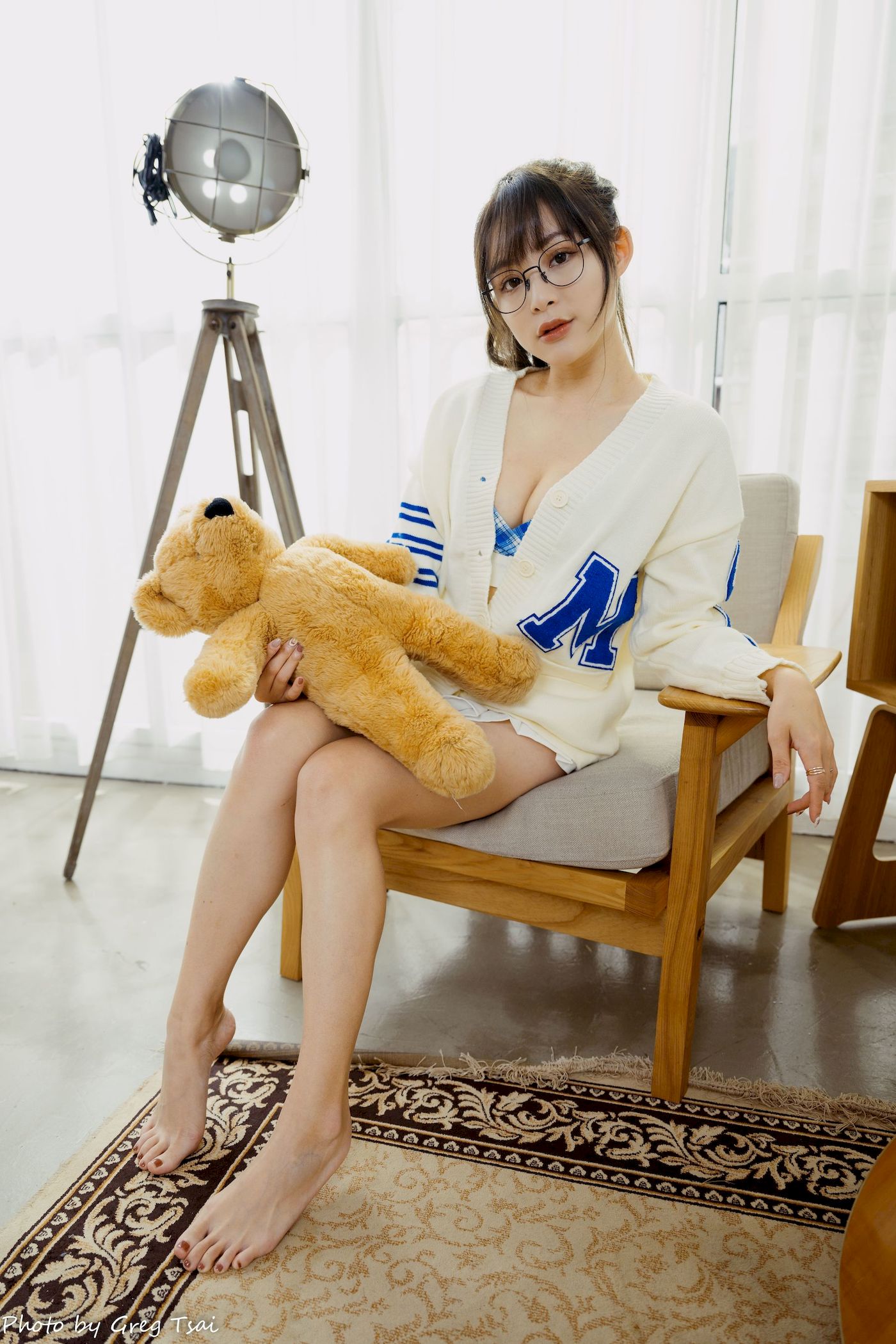 Ashley素色毛衣搭配白色百褶裙居家写真