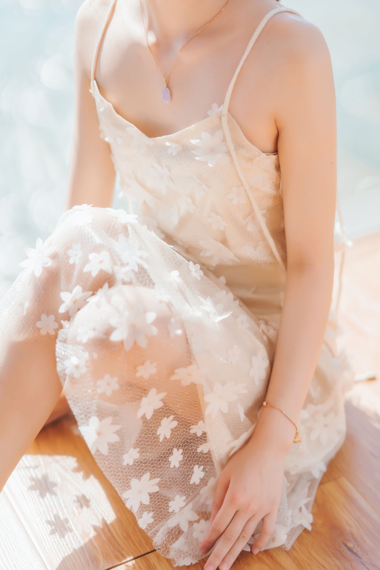 桜桃喵白色吊带长裙阳光系列户外写真