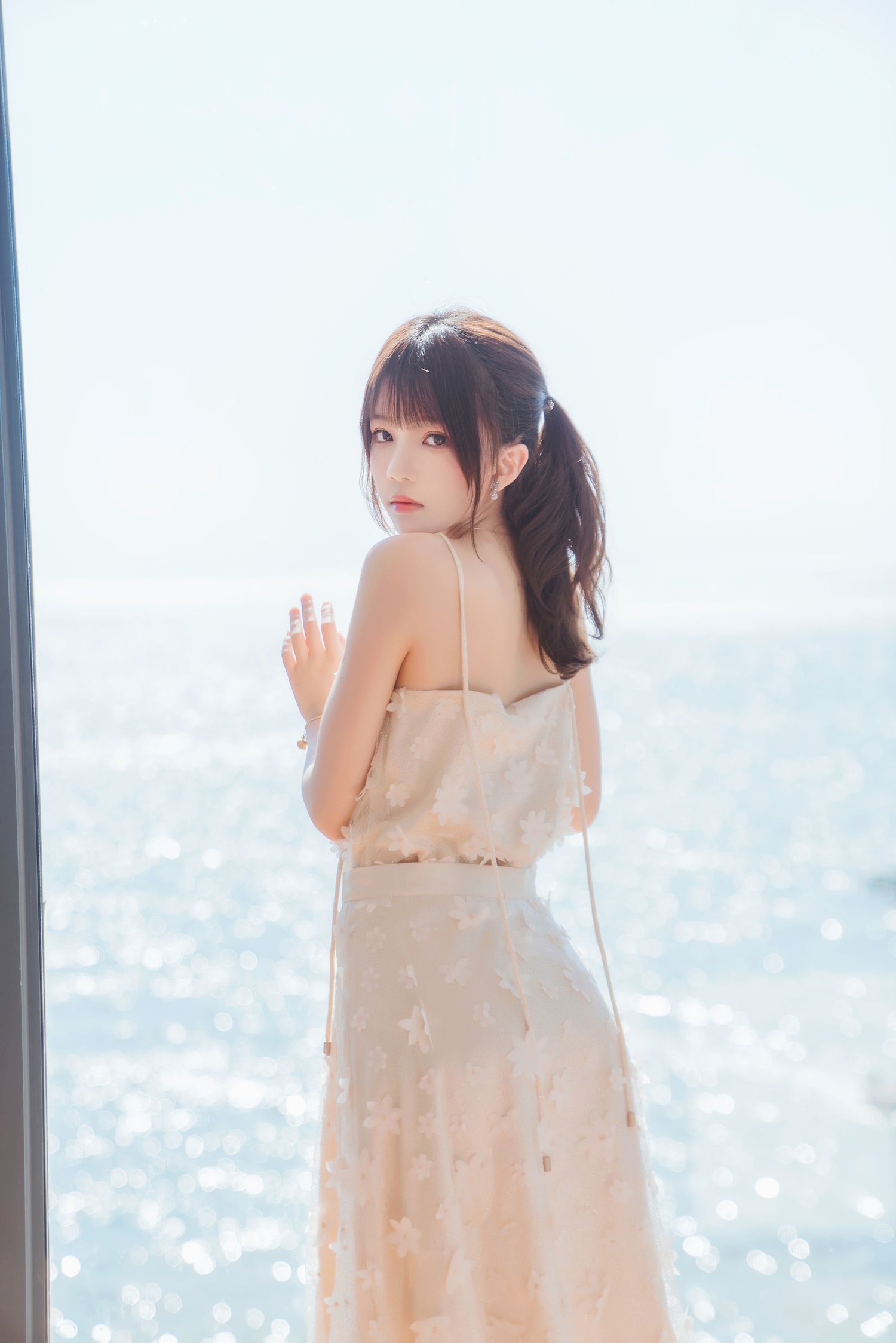 桜桃喵白色吊带长裙阳光系列户外写真