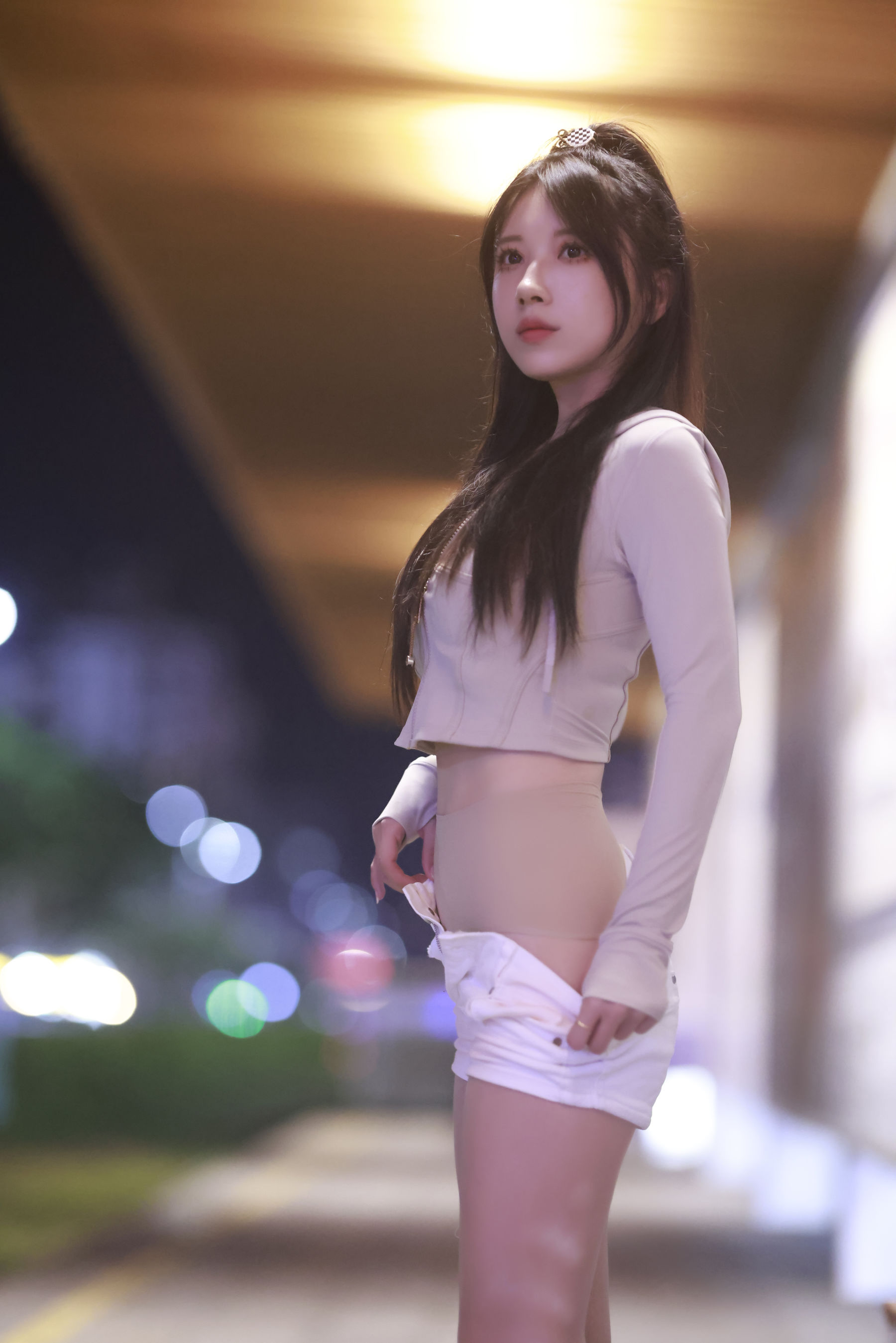 小女巫露娜白色短裤肉丝微露小蛮腰街拍