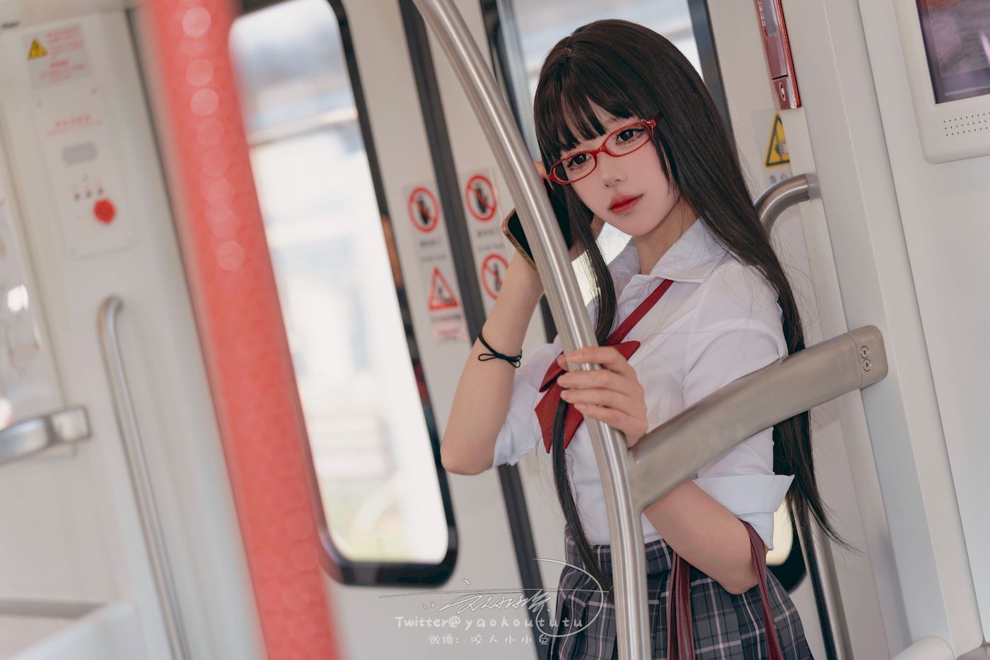 咬一口兔娘黑丝格子裙JK制服电车场景美图