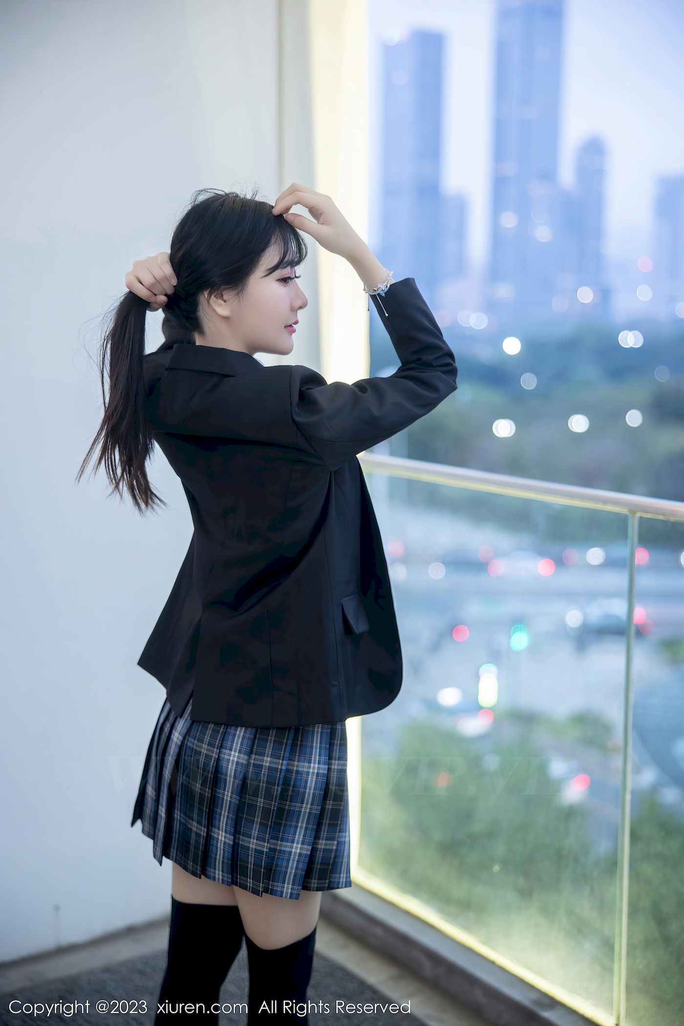 幼幼学妹制服格子裙搭配长筒袜性感写真
