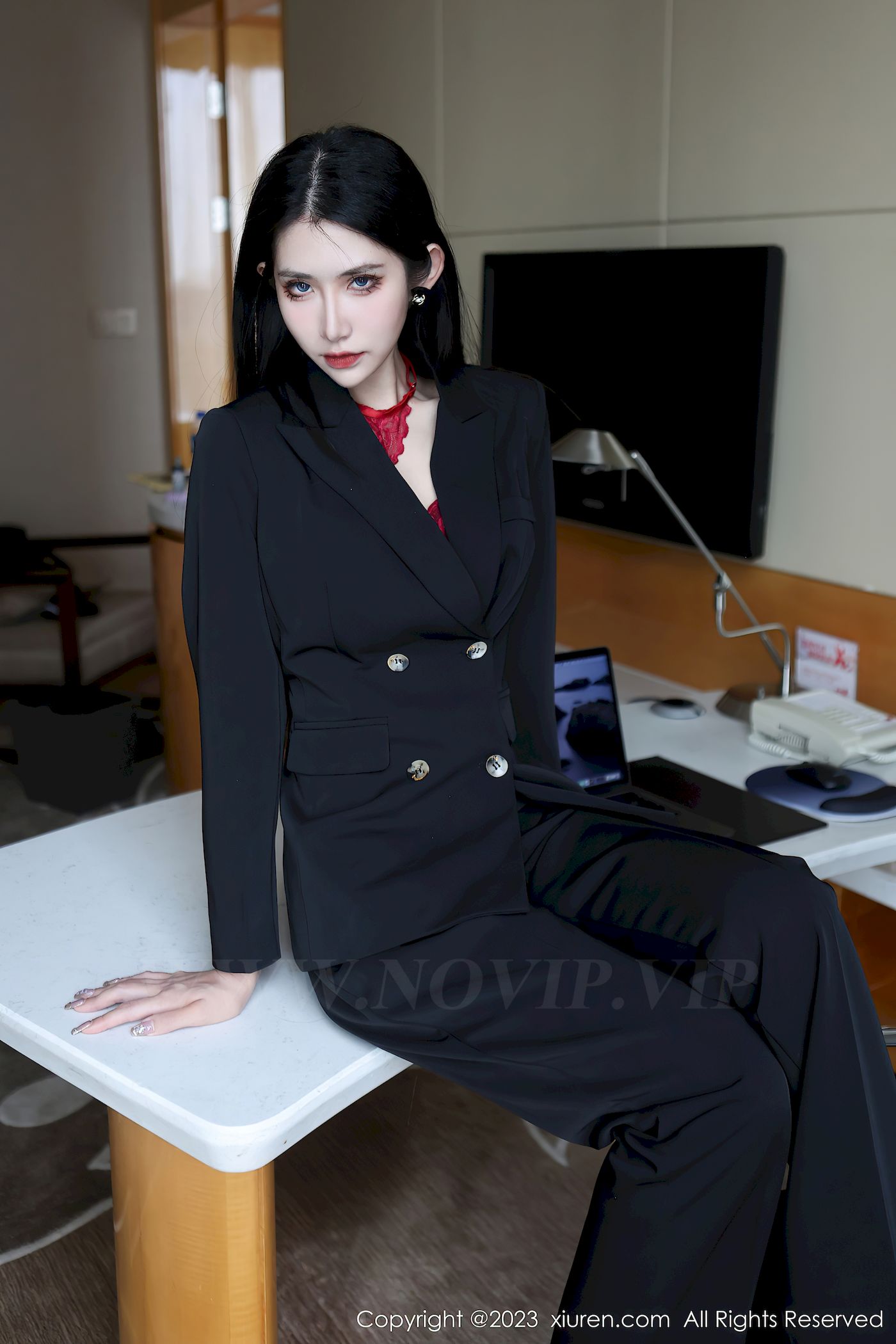 依娜Yina深色西服搭配简约长裤首套写真