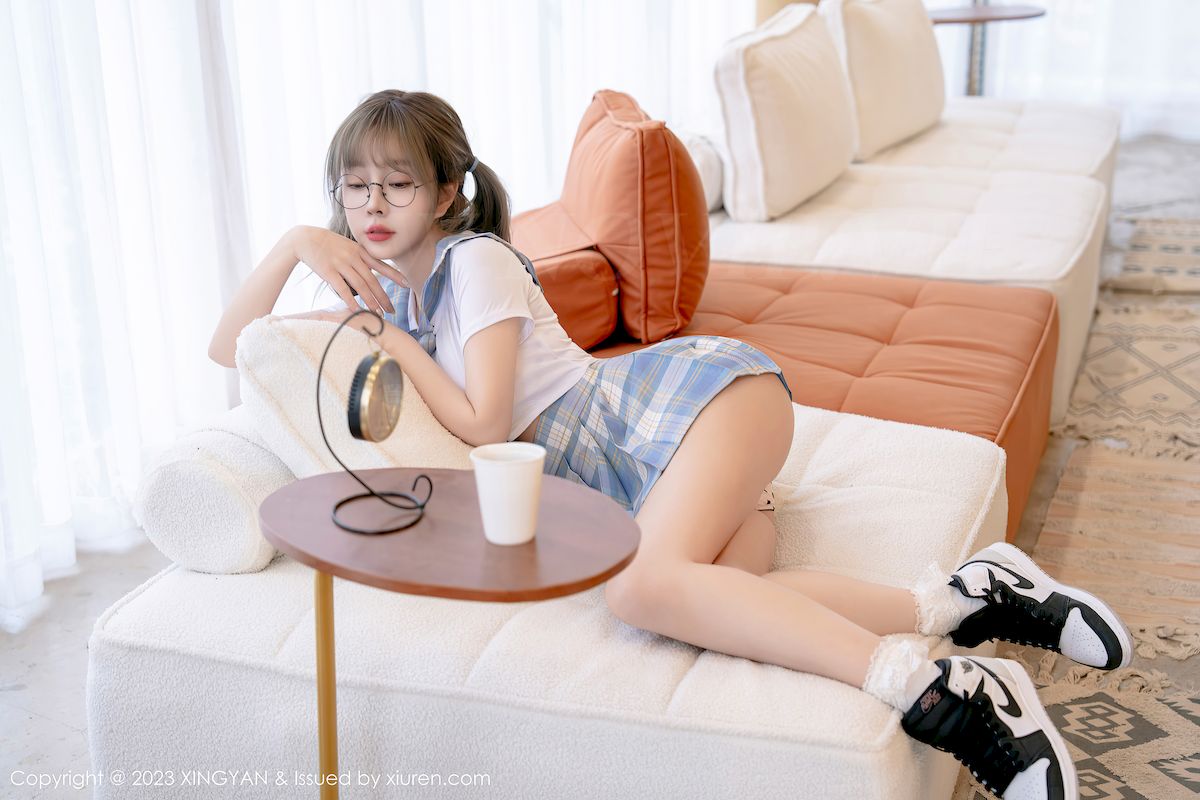 女神王雨纯短款上衣搭配淡蓝格子短裙写真