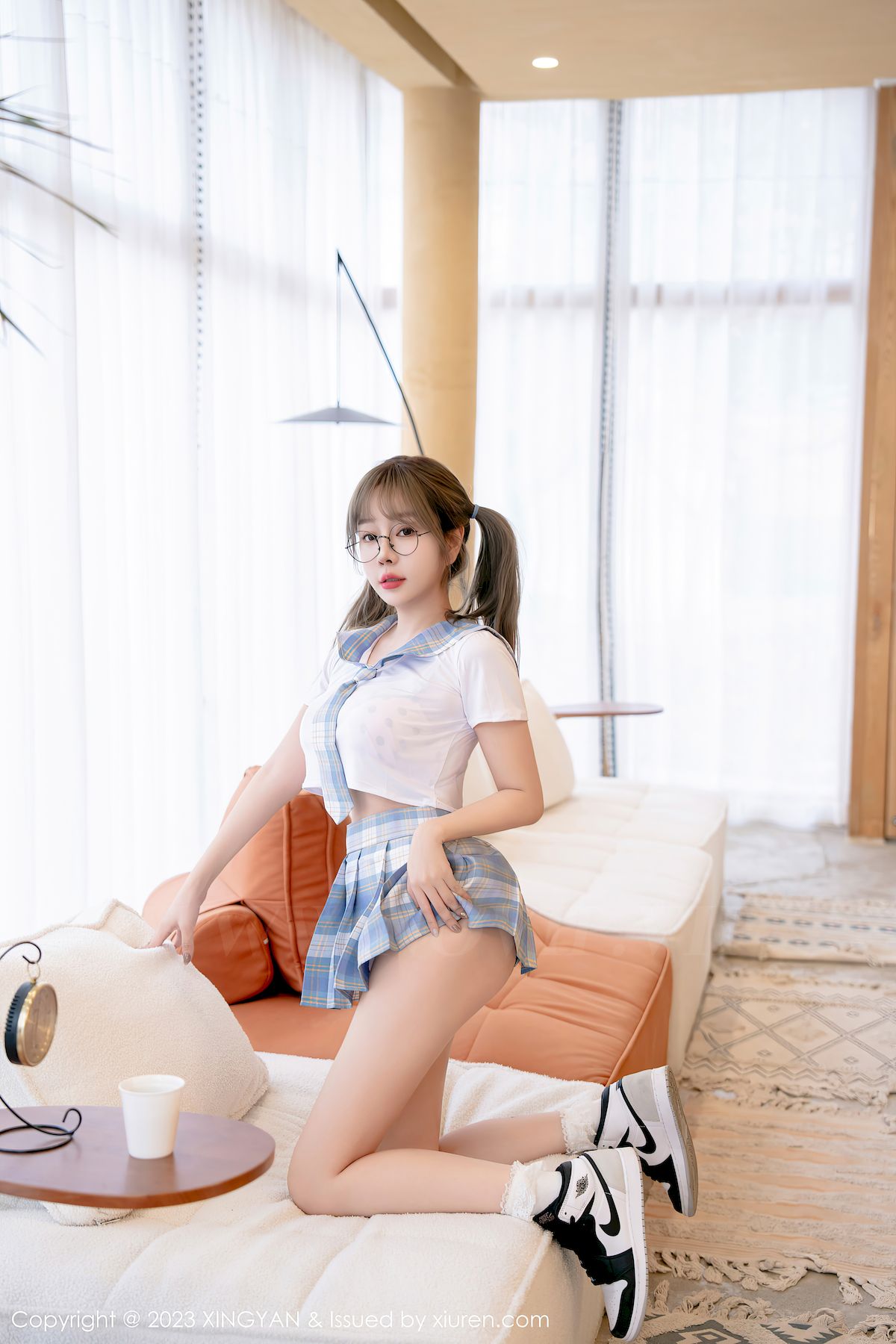 女神王雨纯短款上衣搭配淡蓝格子短裙写真