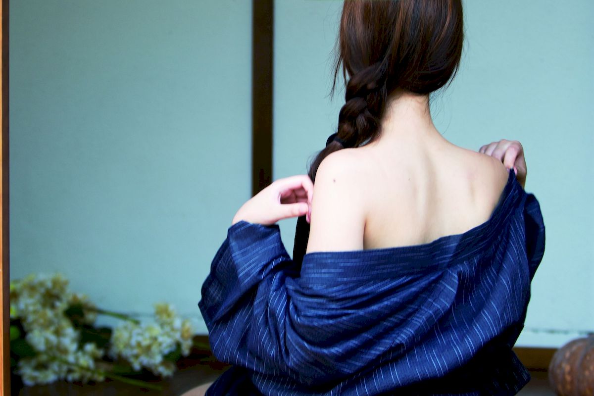 念雪ww素色和服慵懒神情COS蝶与刀美图