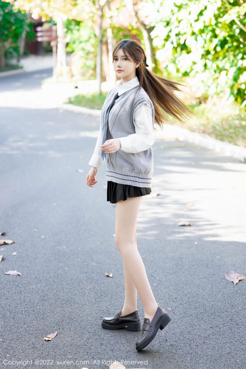 美女模特美桃酱灰色马甲文艺青年装扮珠三角旅拍