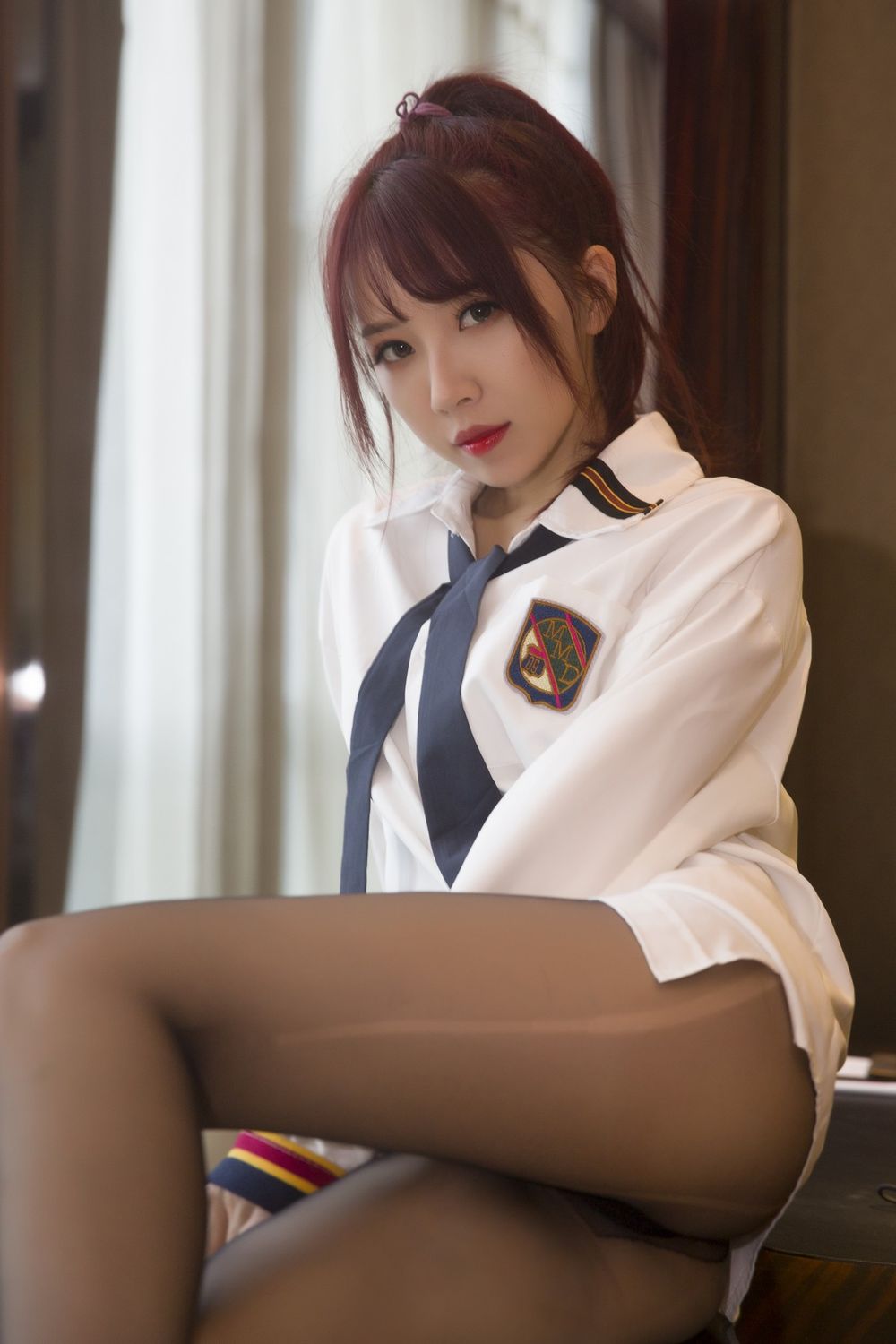 美女主播小女巫露娜白衬衫黑丝美腿系列校园风套图