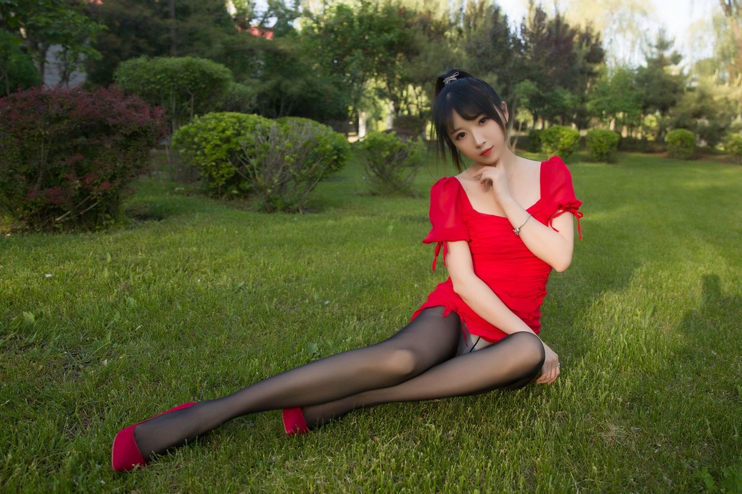 斗鱼主播小女巫露娜黑丝美腿低胸小红裙户外系列性感写真