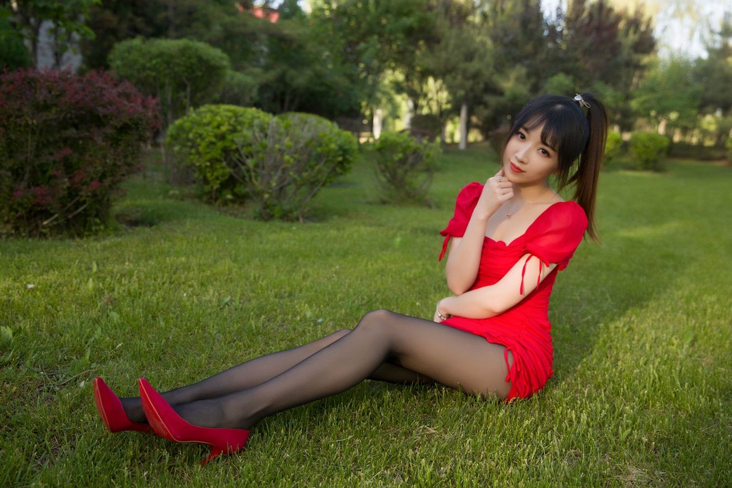 斗鱼主播小女巫露娜黑丝美腿低胸小红裙户外系列性感写真