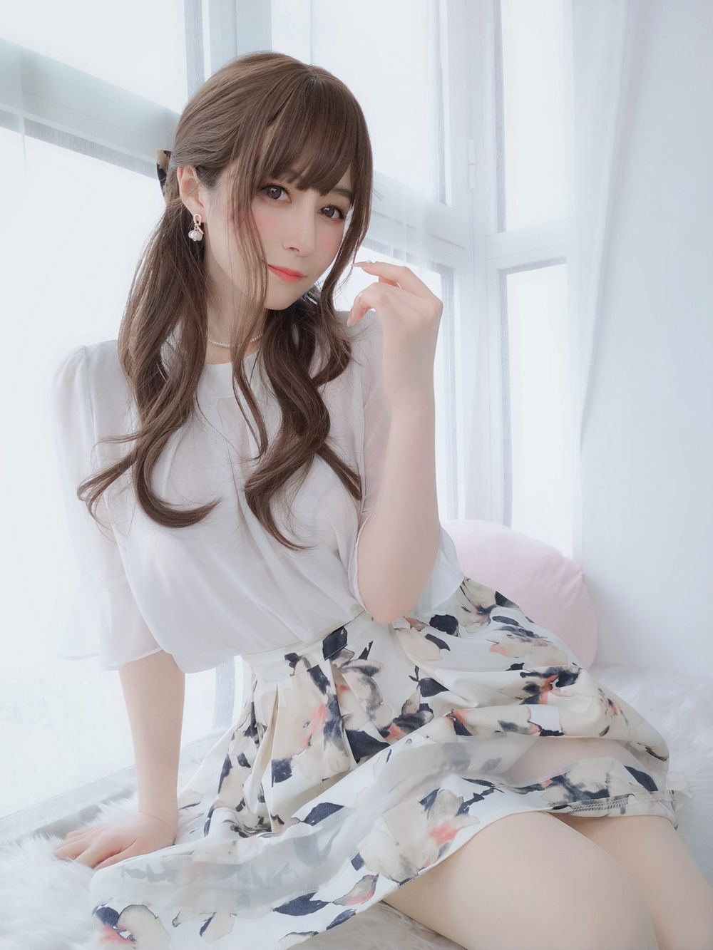 网络红人白银81丝袜美腿碎长裙粉色内衣私房系列性感写真