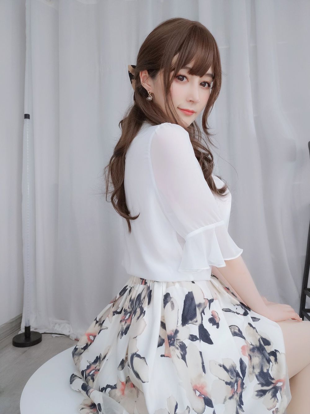 网络红人白银81丝袜美腿碎长裙粉色内衣私房系列性感写真