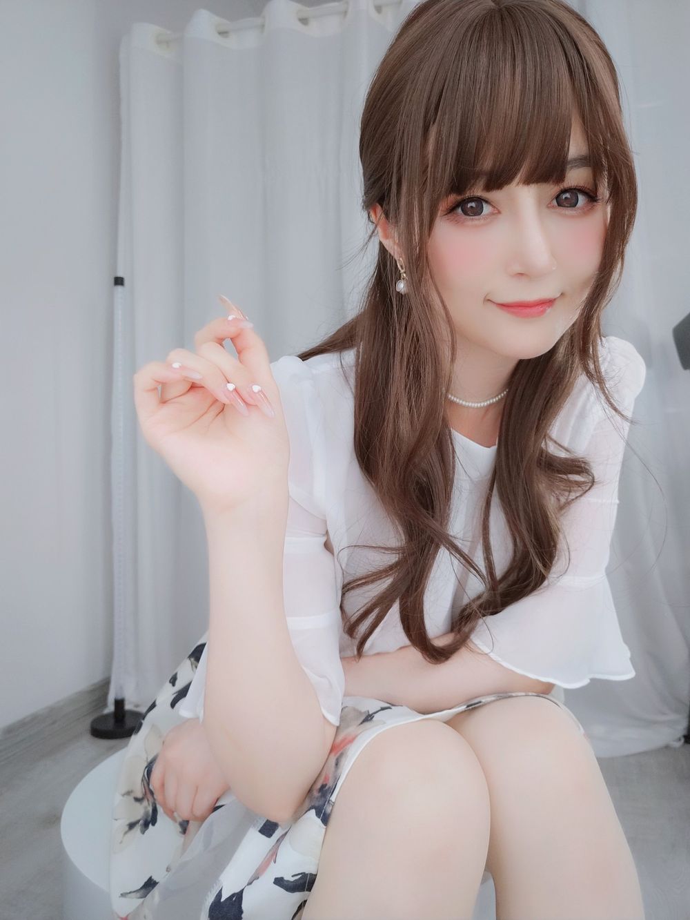 网络红人白银81丝袜美腿碎长裙粉色内衣私房系列性感写真