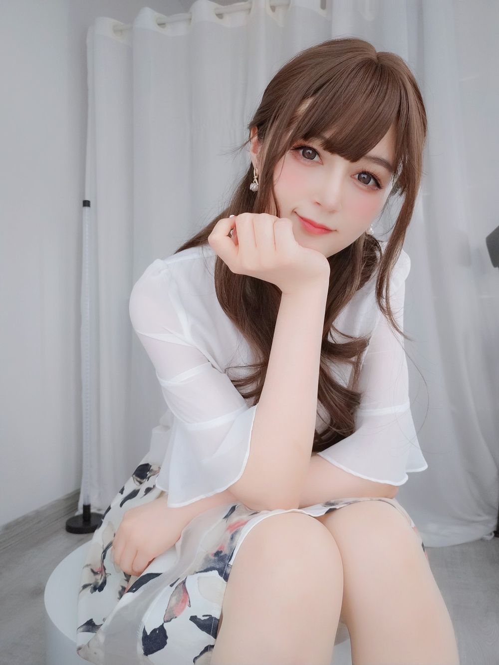 网络红人白银81丝袜美腿碎长裙粉色内衣私房系列性感写真