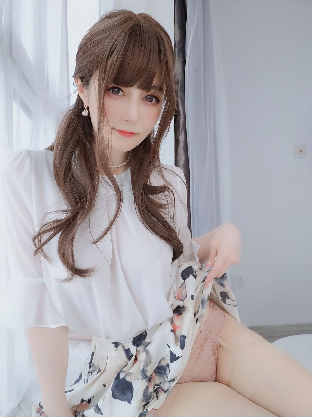 网络红人白银81丝袜美腿碎长裙粉色内衣私房系列性感写真