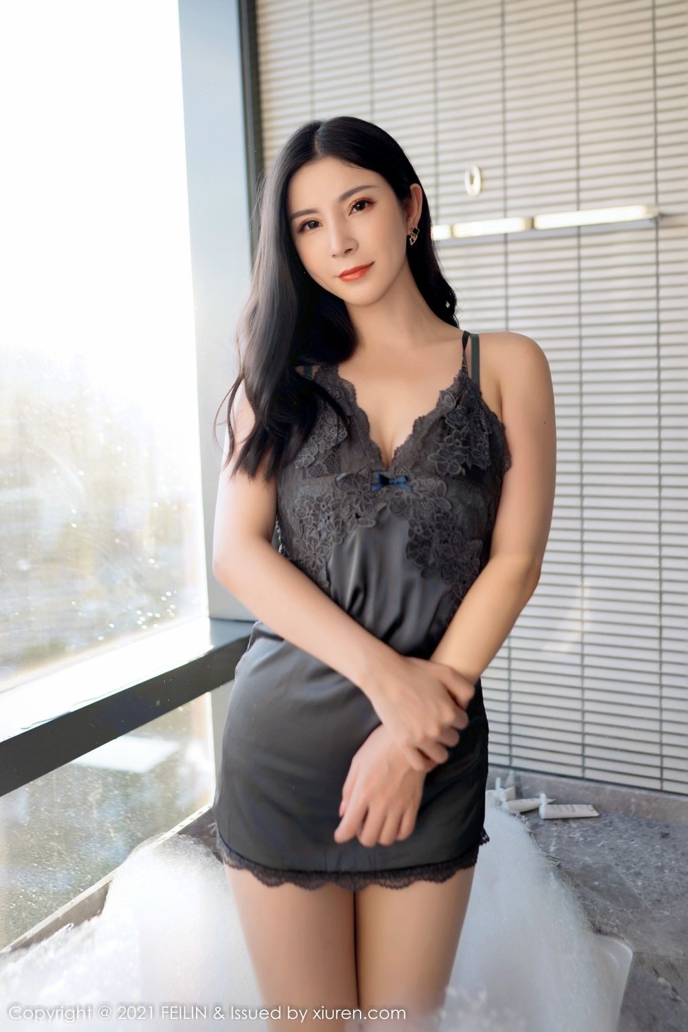 美女模特小蛮妖x灰色精致内衣搭配原色丝袜性感写真