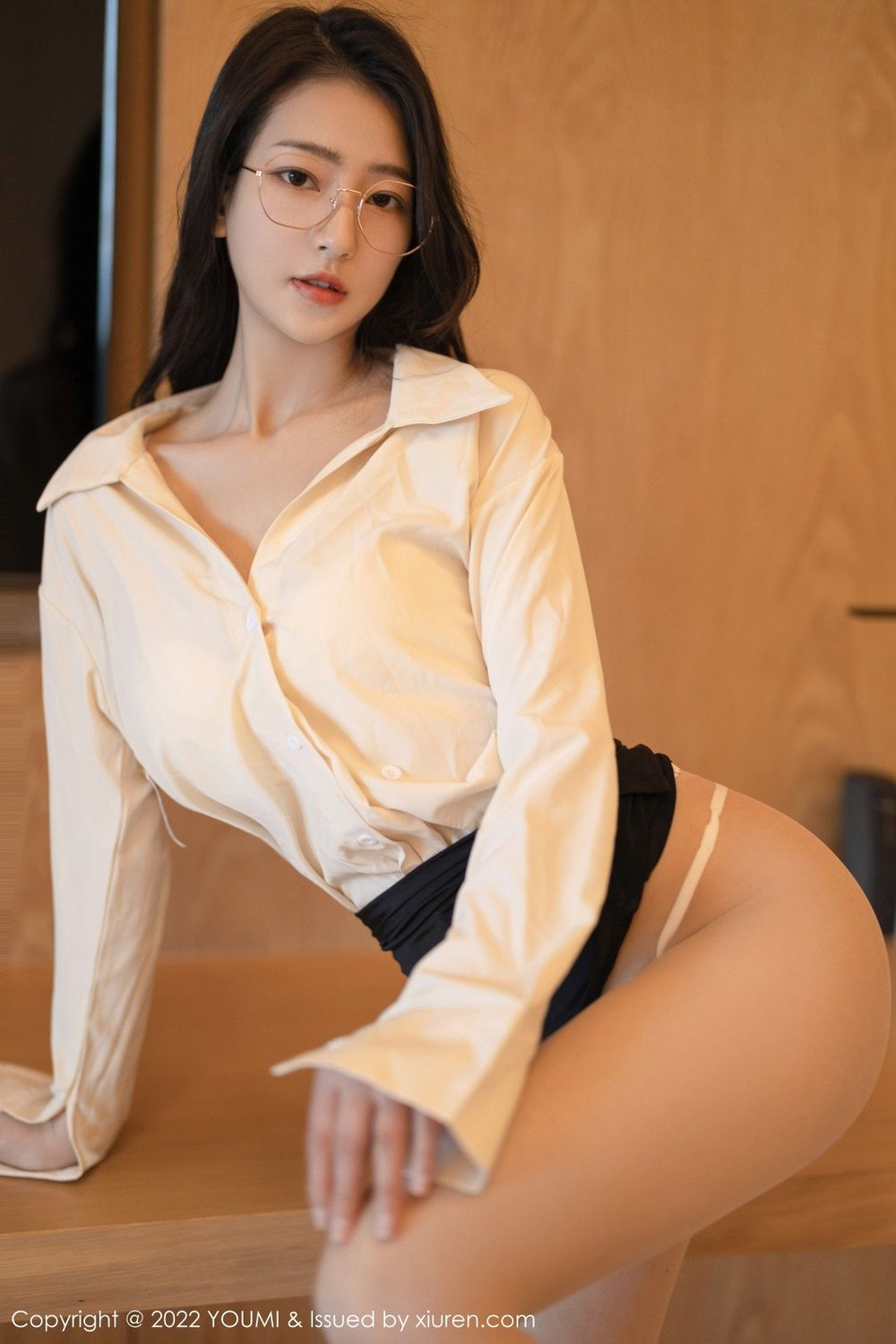 美女模特熊小诺浅色T恤搭配短裙丝袜系列三亚旅拍