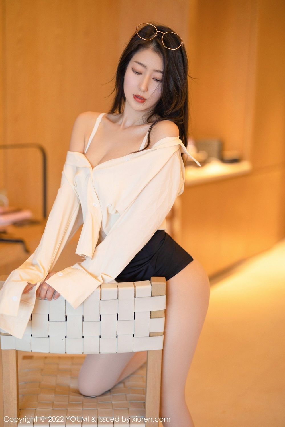美女模特熊小诺浅色T恤搭配短裙丝袜系列三亚旅拍