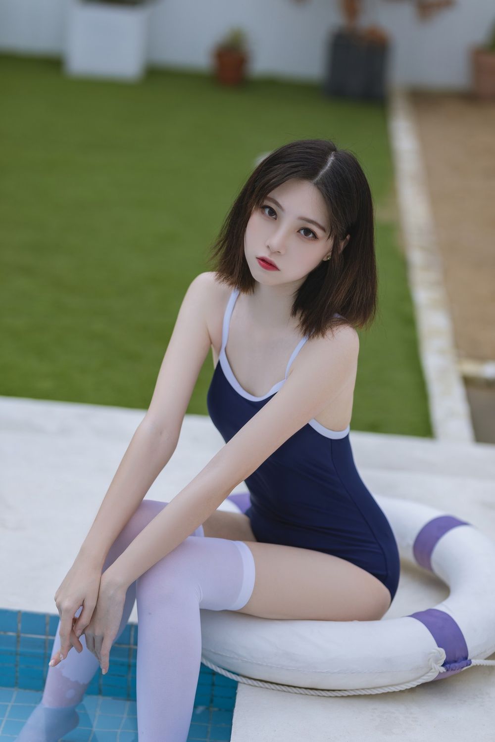 网络美女许岚LAN白色丝袜死库水户外泳池场景淋漓性感写真