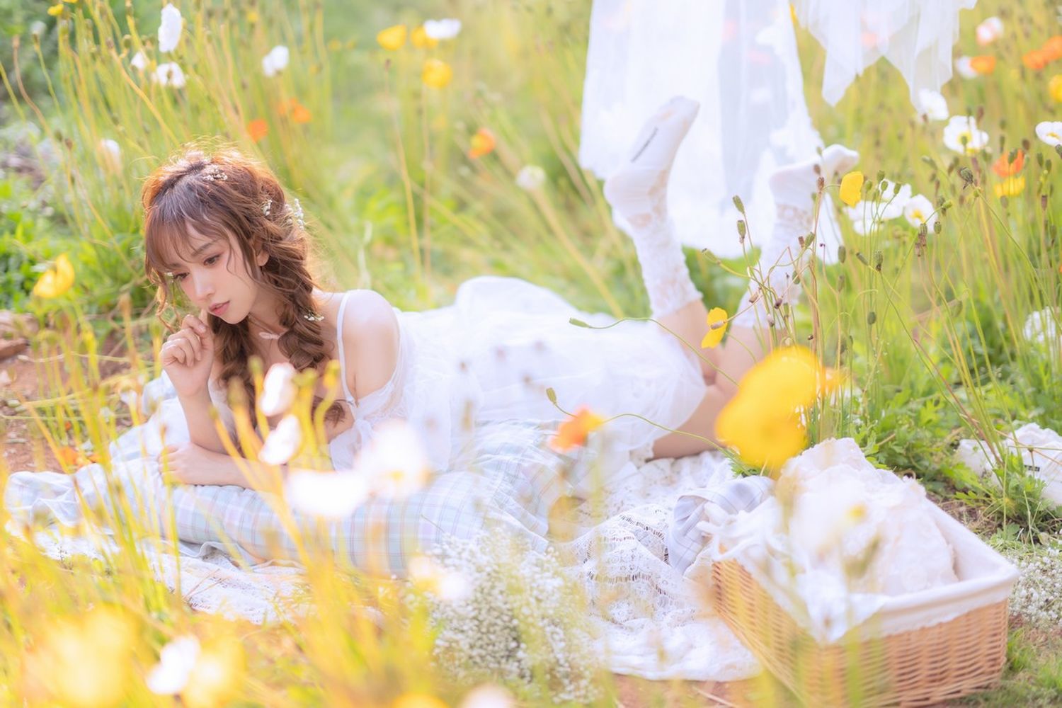 斗鱼主播过期米线线喵白色薄纱服饰+夏日晒衣服主题写真