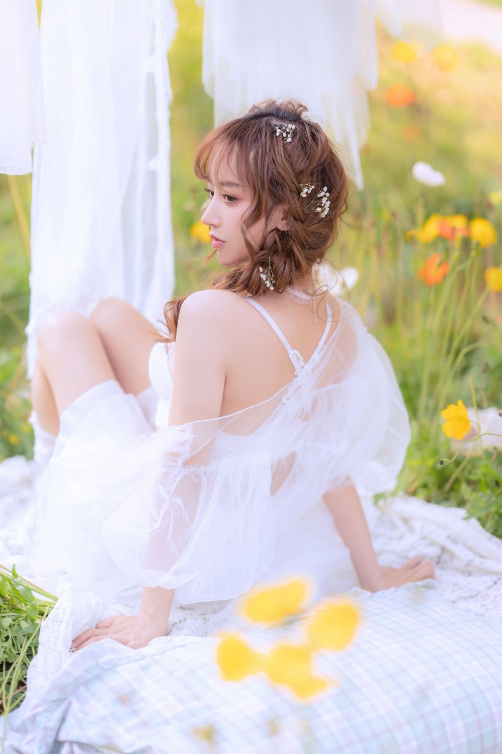 斗鱼主播过期米线线喵白色薄纱服饰+夏日晒衣服主题写真