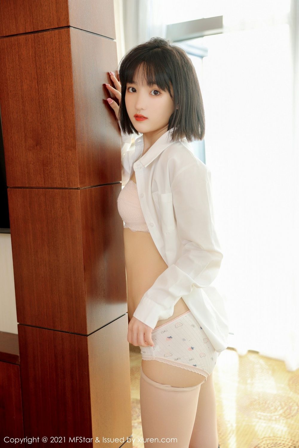 美女模特甜筒晓彤甜美可人居家女友视角私房写真