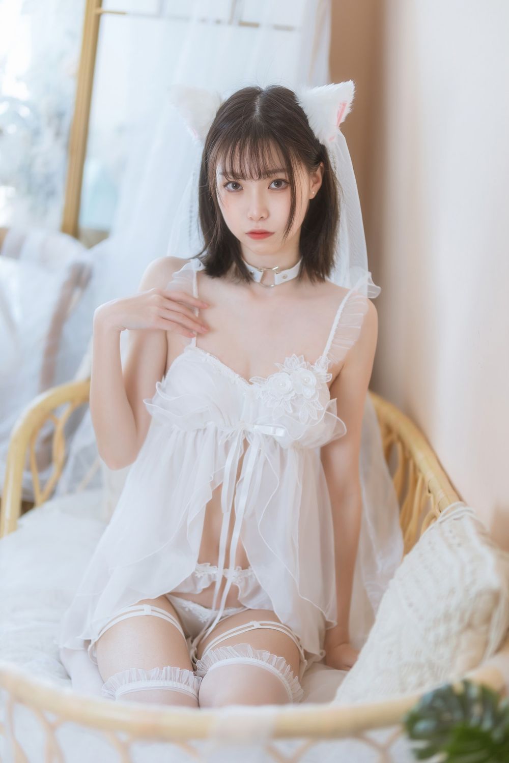 网络美女许岚LAN薄纱吊裙配白色丝袜系列私房写真