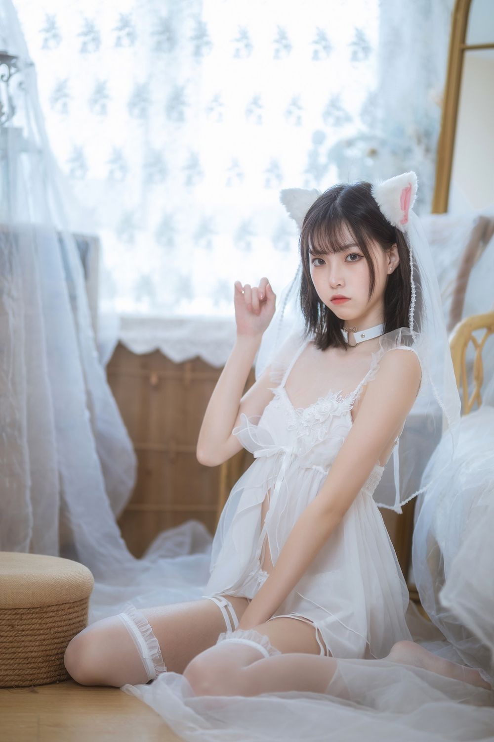 网络美女许岚LAN薄纱吊裙配白色丝袜系列私房写真