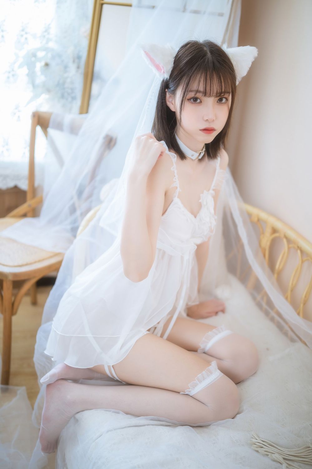 网络美女许岚LAN薄纱吊裙配白色丝袜系列私房写真