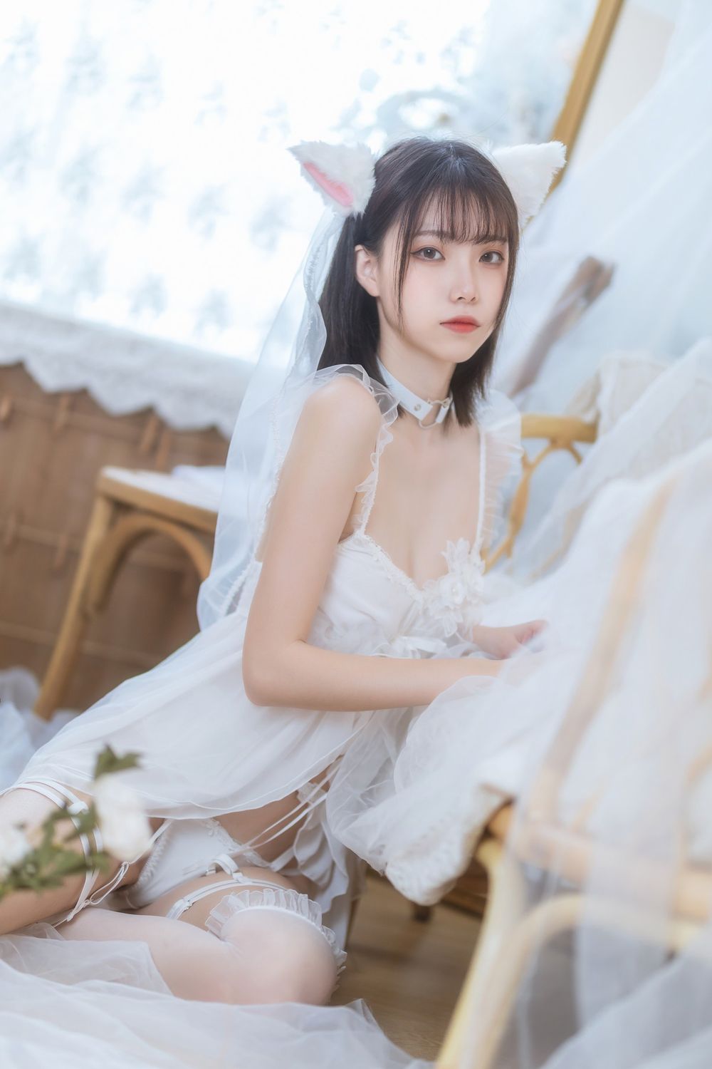 网络美女许岚LAN薄纱吊裙配白色丝袜系列私房写真