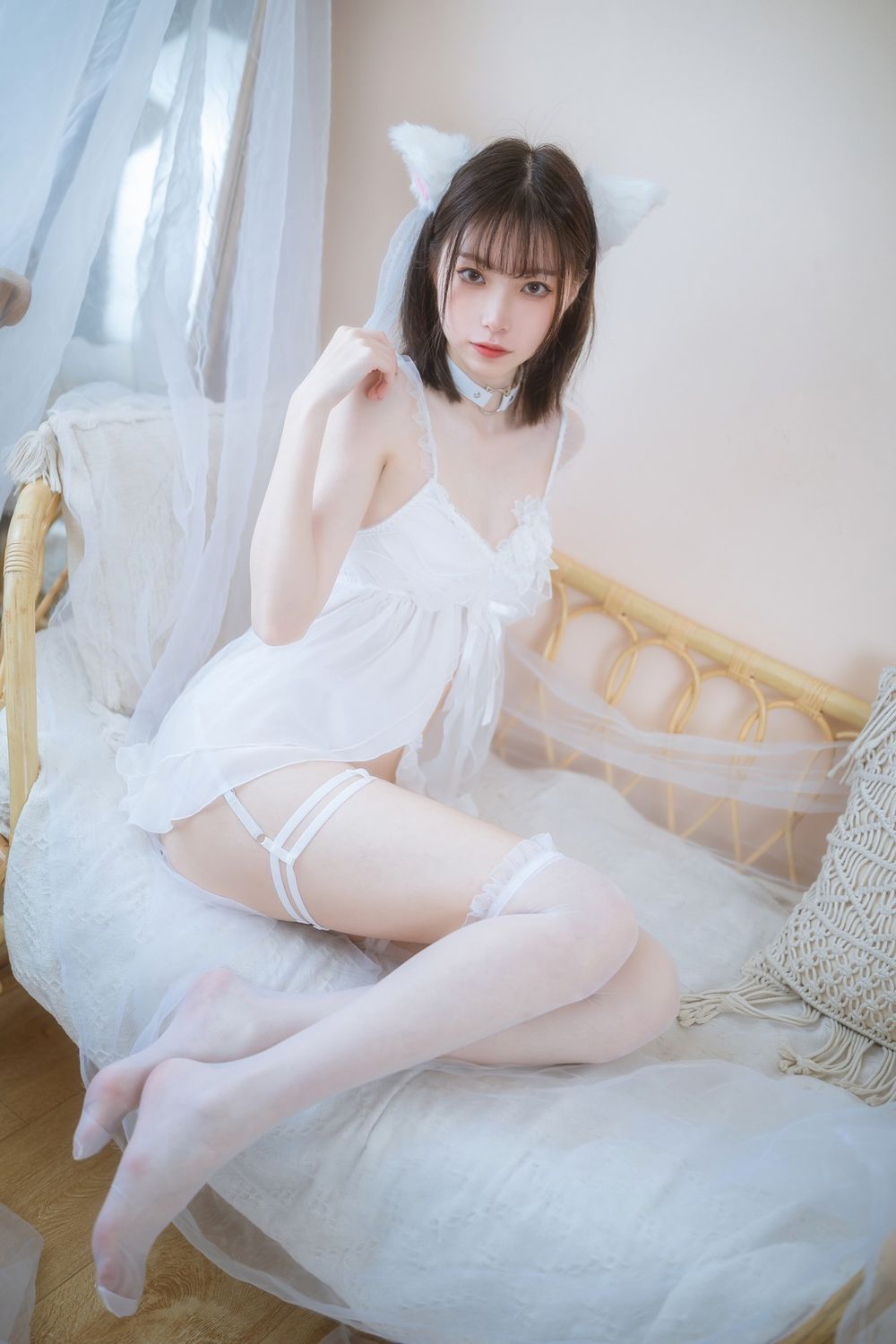 网络美女许岚LAN薄纱吊裙配白色丝袜系列私房写真