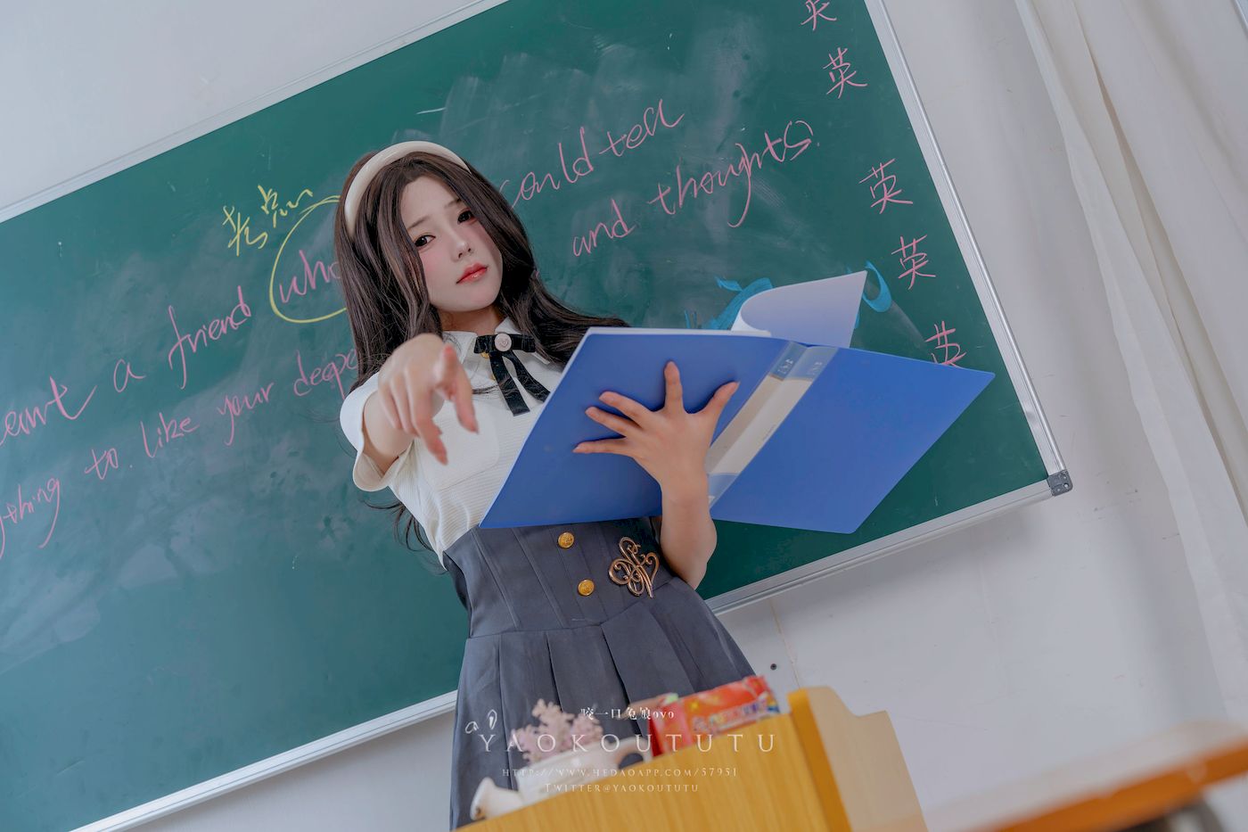 咬一口兔娘实习老师的欢迎仪式主题写真