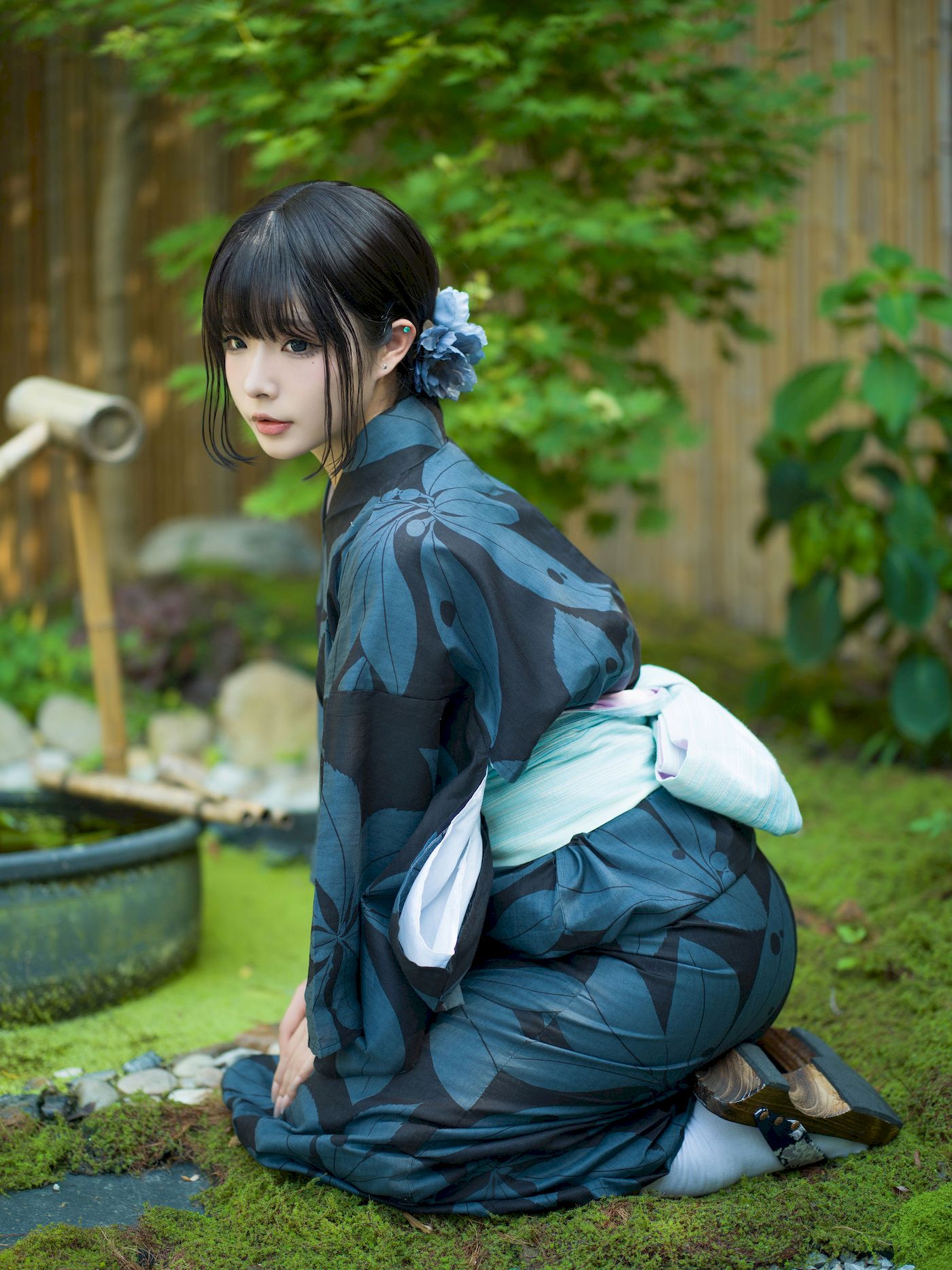 yuuhui玉汇深色和服庭院里的宠儿主题写真