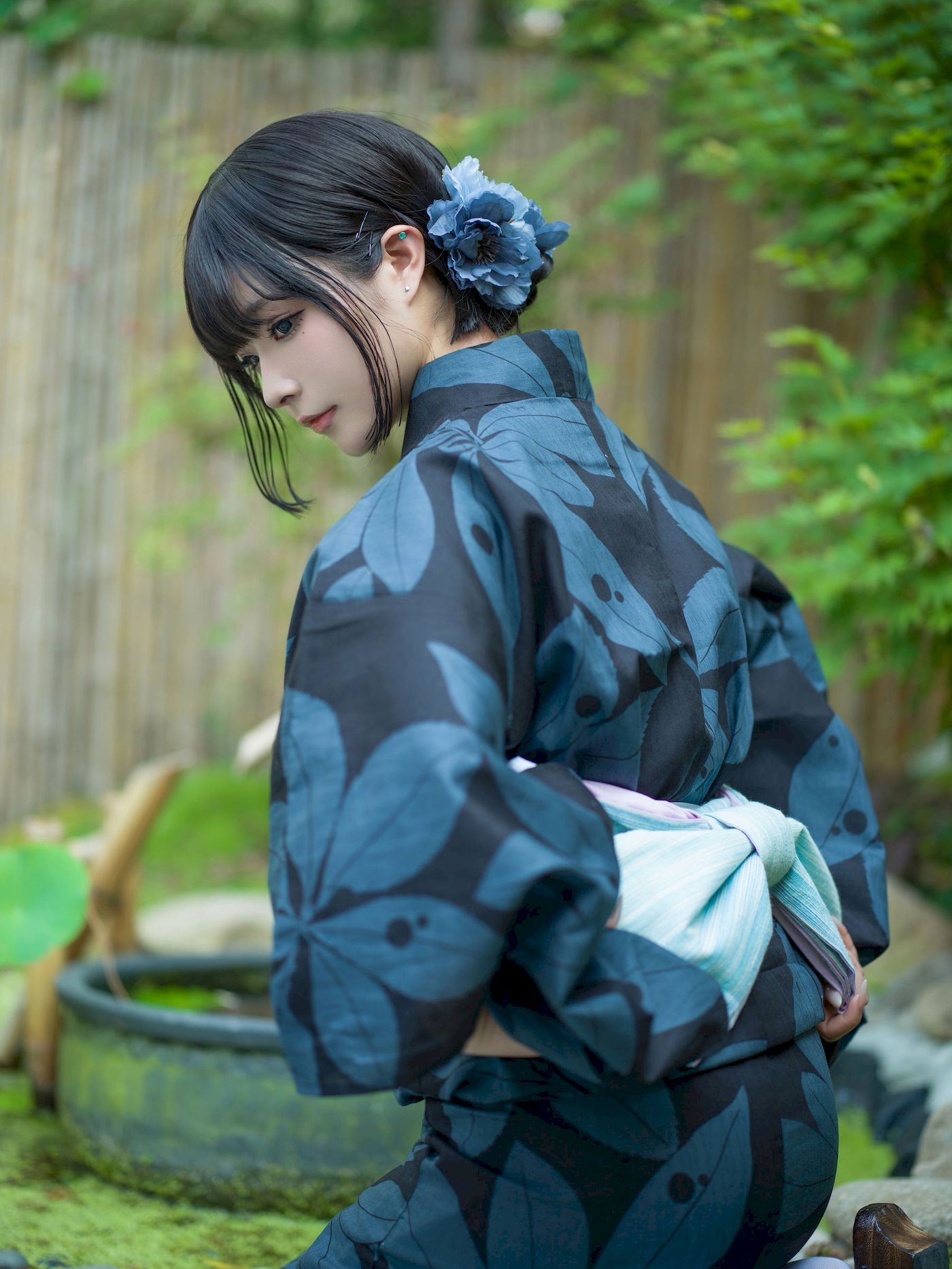 yuuhui玉汇深色和服庭院里的宠儿主题写真