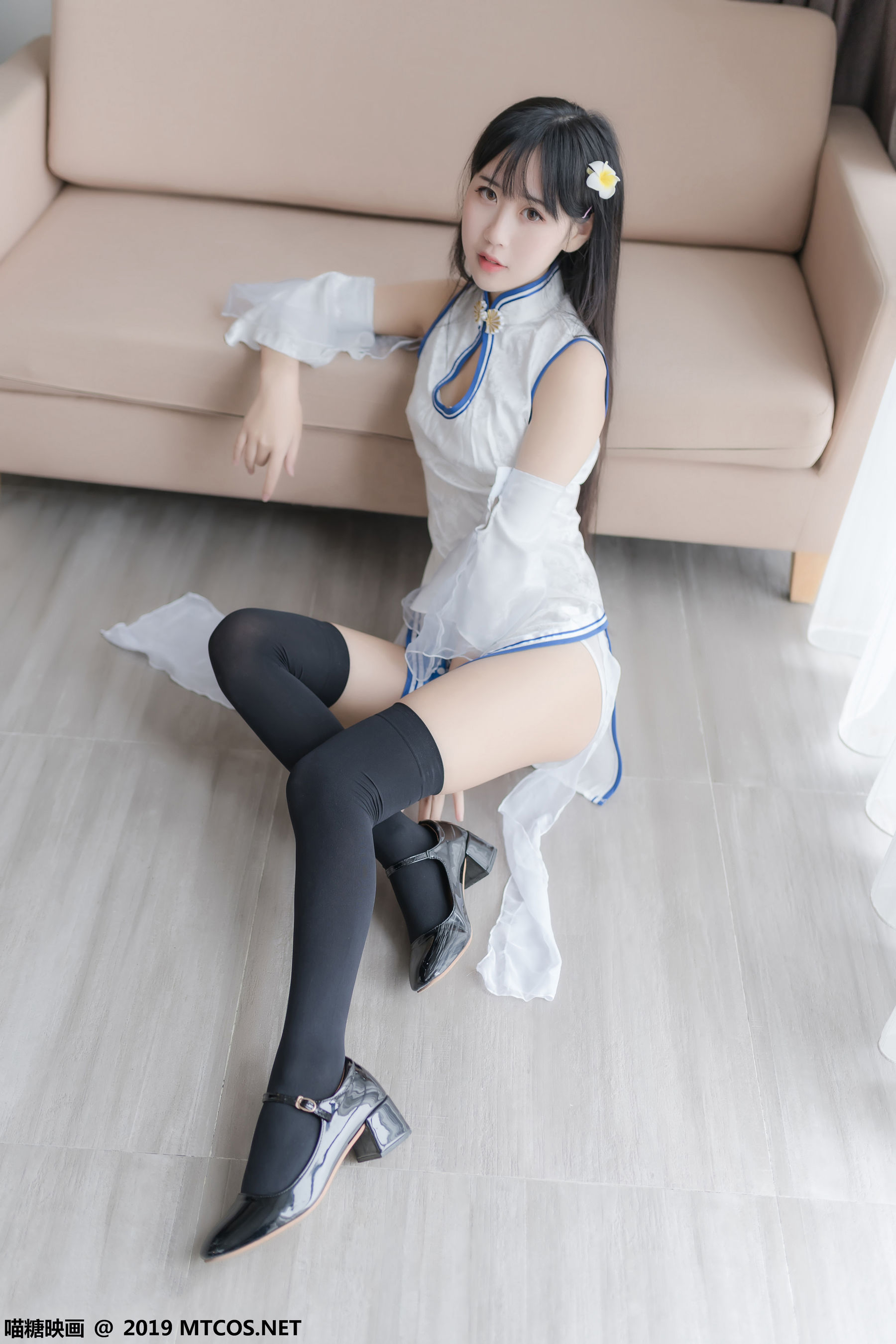 不呆猫青花瓷旗袍搭配黑色半截袜写真