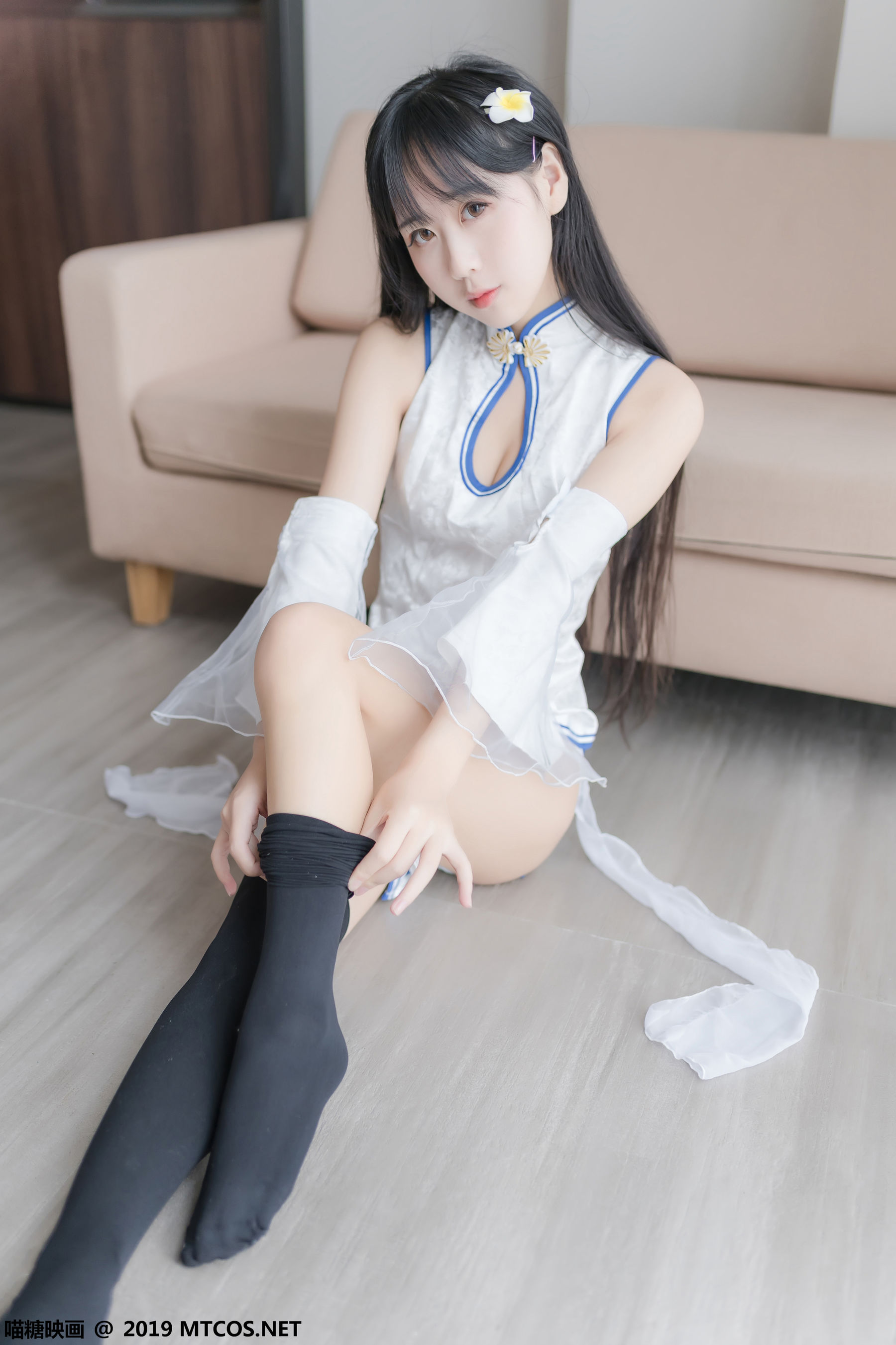 不呆猫青花瓷旗袍搭配黑色半截袜写真