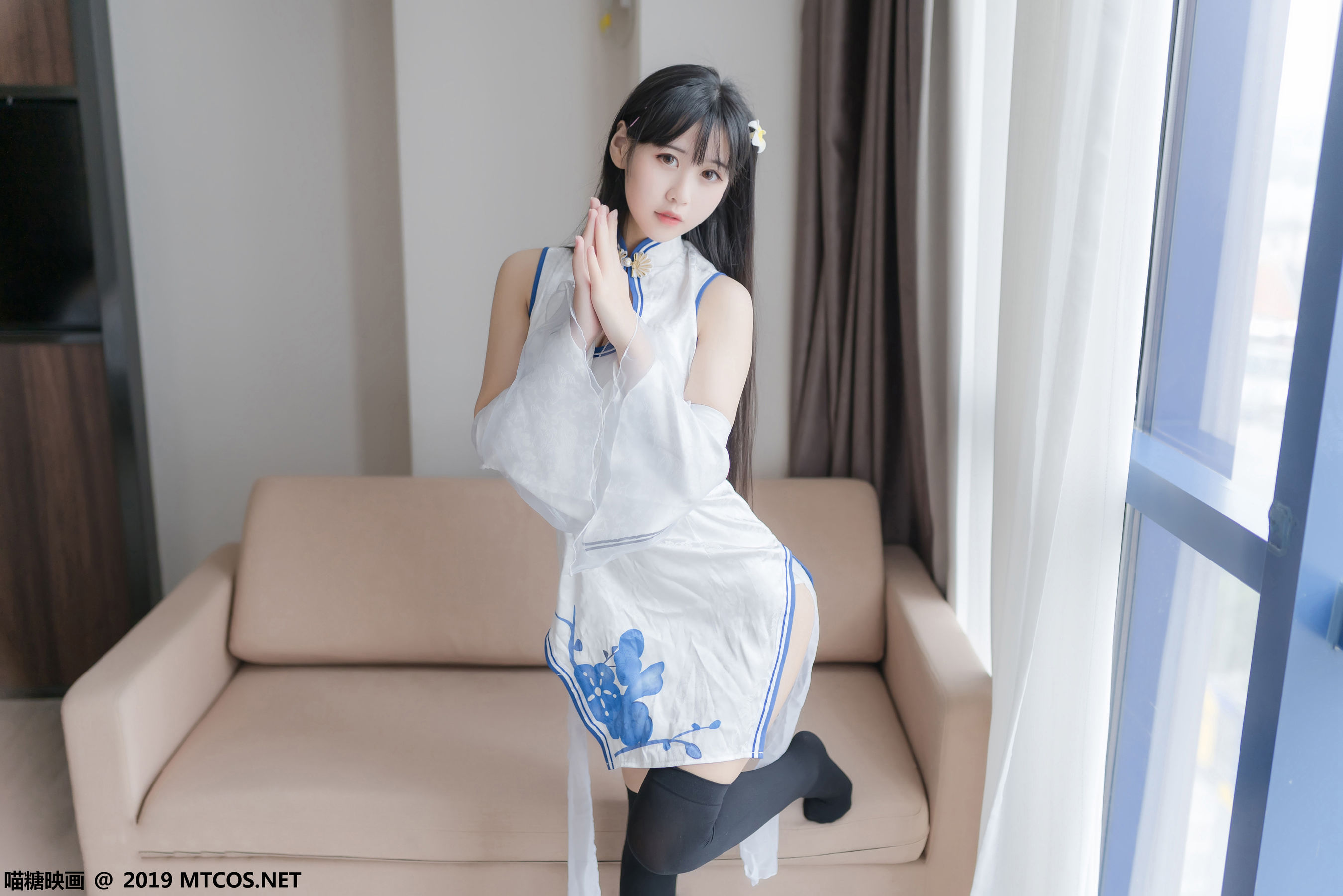 不呆猫青花瓷旗袍搭配黑色半截袜写真