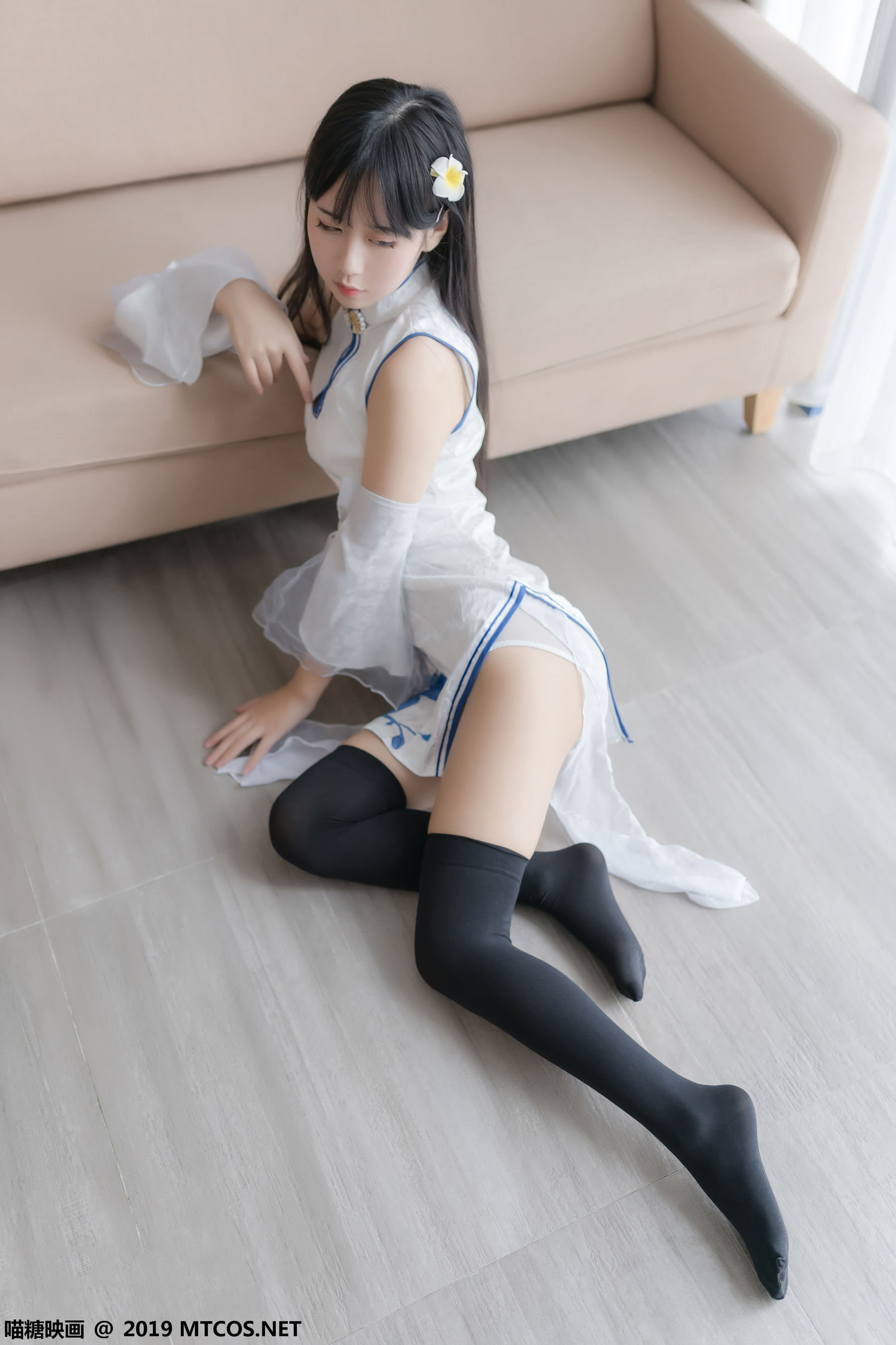 不呆猫青花瓷旗袍搭配黑色半截袜写真