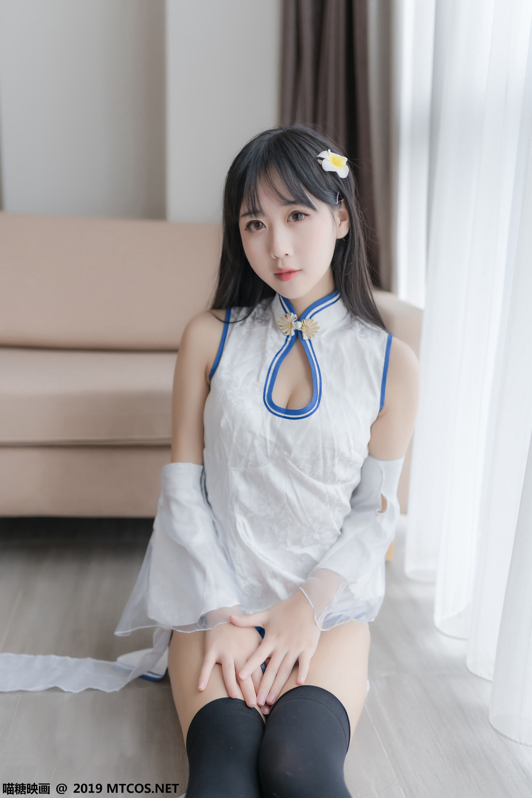 不呆猫青花瓷旗袍搭配黑色半截袜写真
