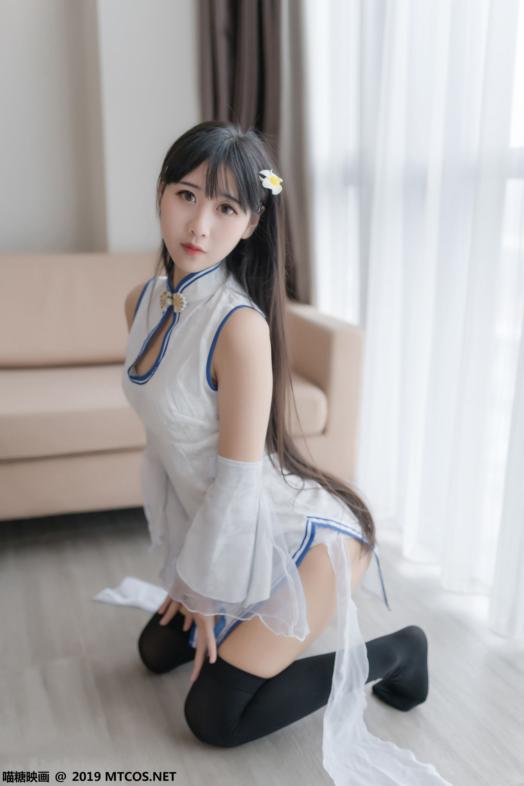 不呆猫青花瓷旗袍搭配黑色半截袜写真