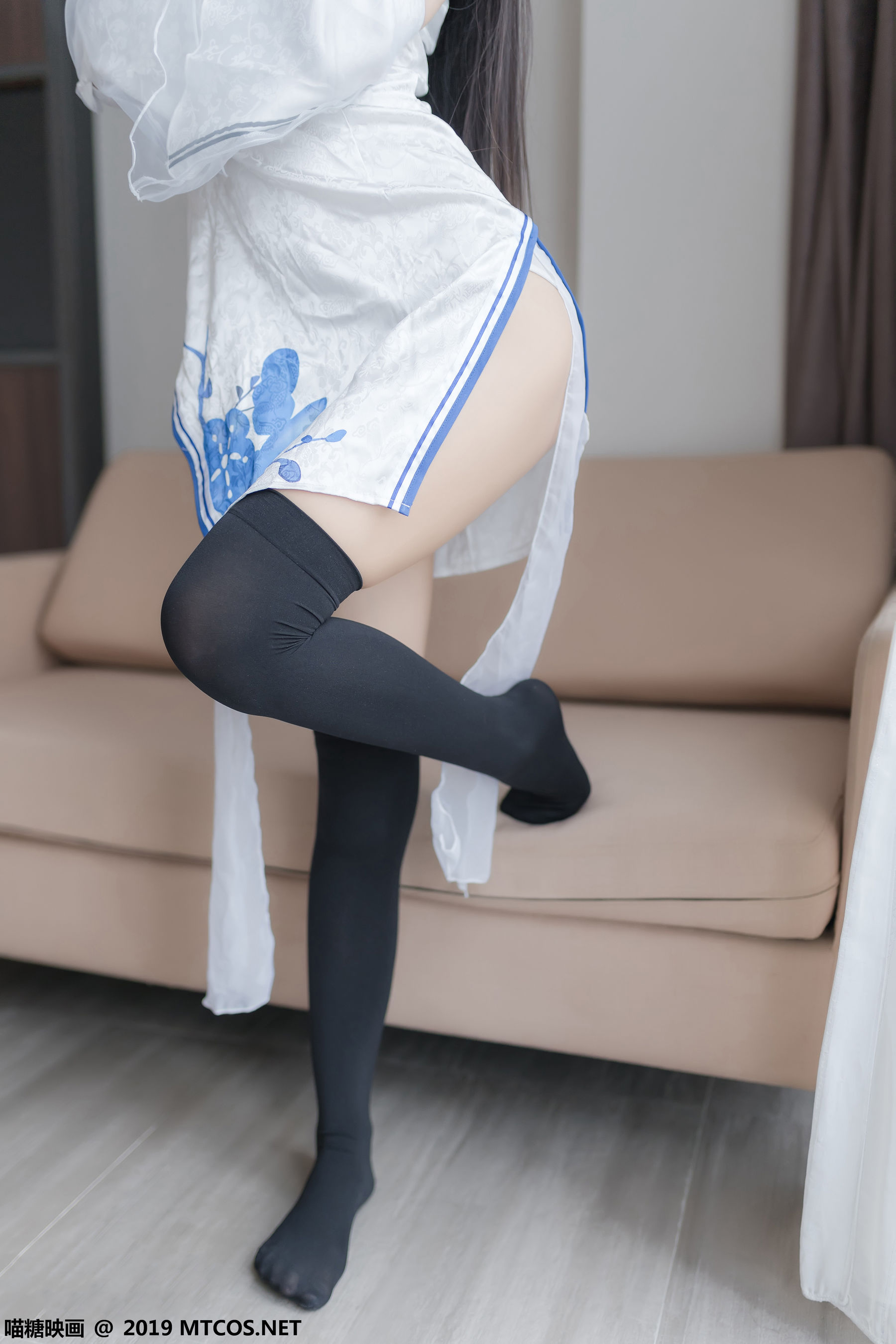 不呆猫青花瓷旗袍搭配黑色半截袜写真